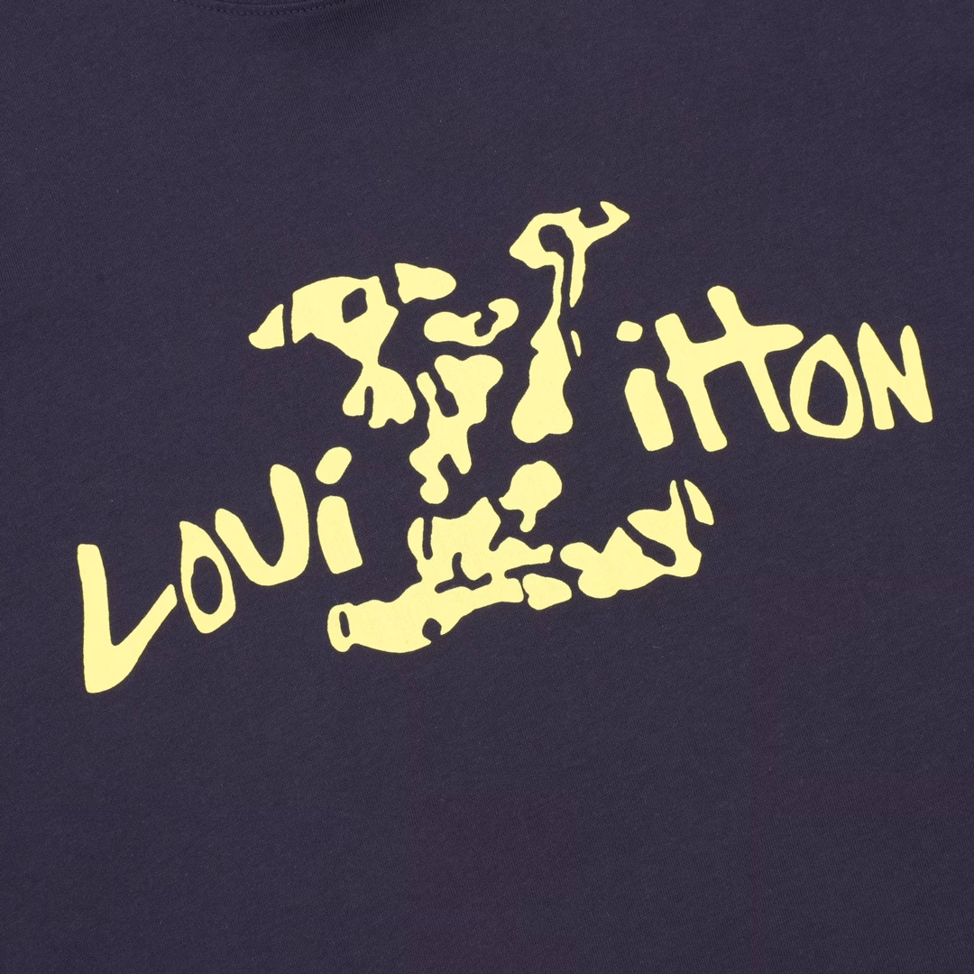 Louis Vuitton LV25ss Yellow logo short-sleeved T-shirtHot spring and summer short-sleeved items in stock, a simple and basic wardrobe accessory, a must-have for casual and versatile wear. With top-notch workmanship and stitching, it features a regular European style and is suitable for both men and women