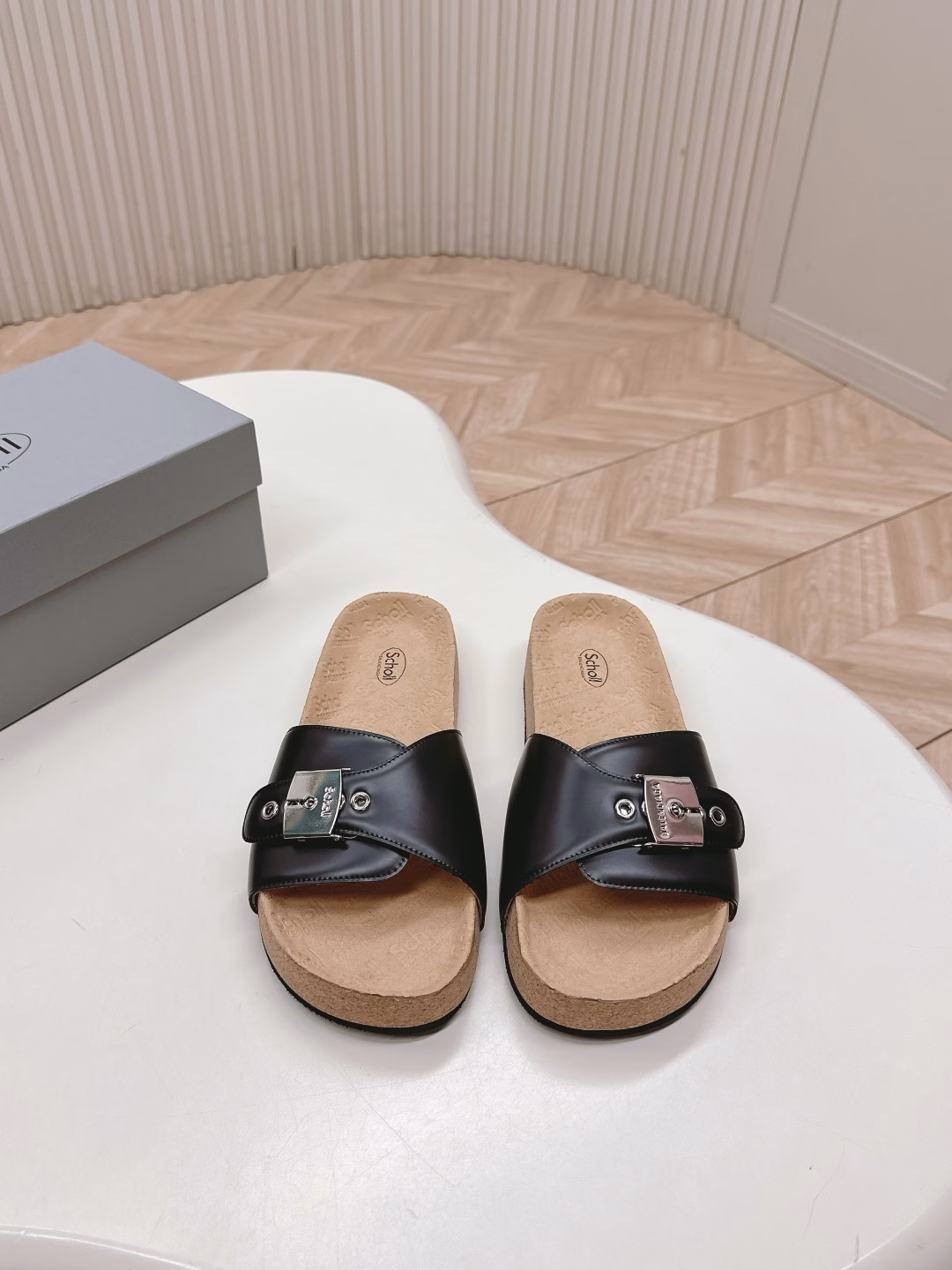 Balenciaga 25s Spring/Summer new Balenciaga cork insoles, slippers and sandals, a very classic design from Balenciaga, with a wild self paired with rivets! The unrestrained style is full of charm. The special natural patterns on the inner upper of the shoe are clear and delicate, creating a natural beauty! She looks particularly feminine on her feet! The new color combinations that have been launched are all very nice!