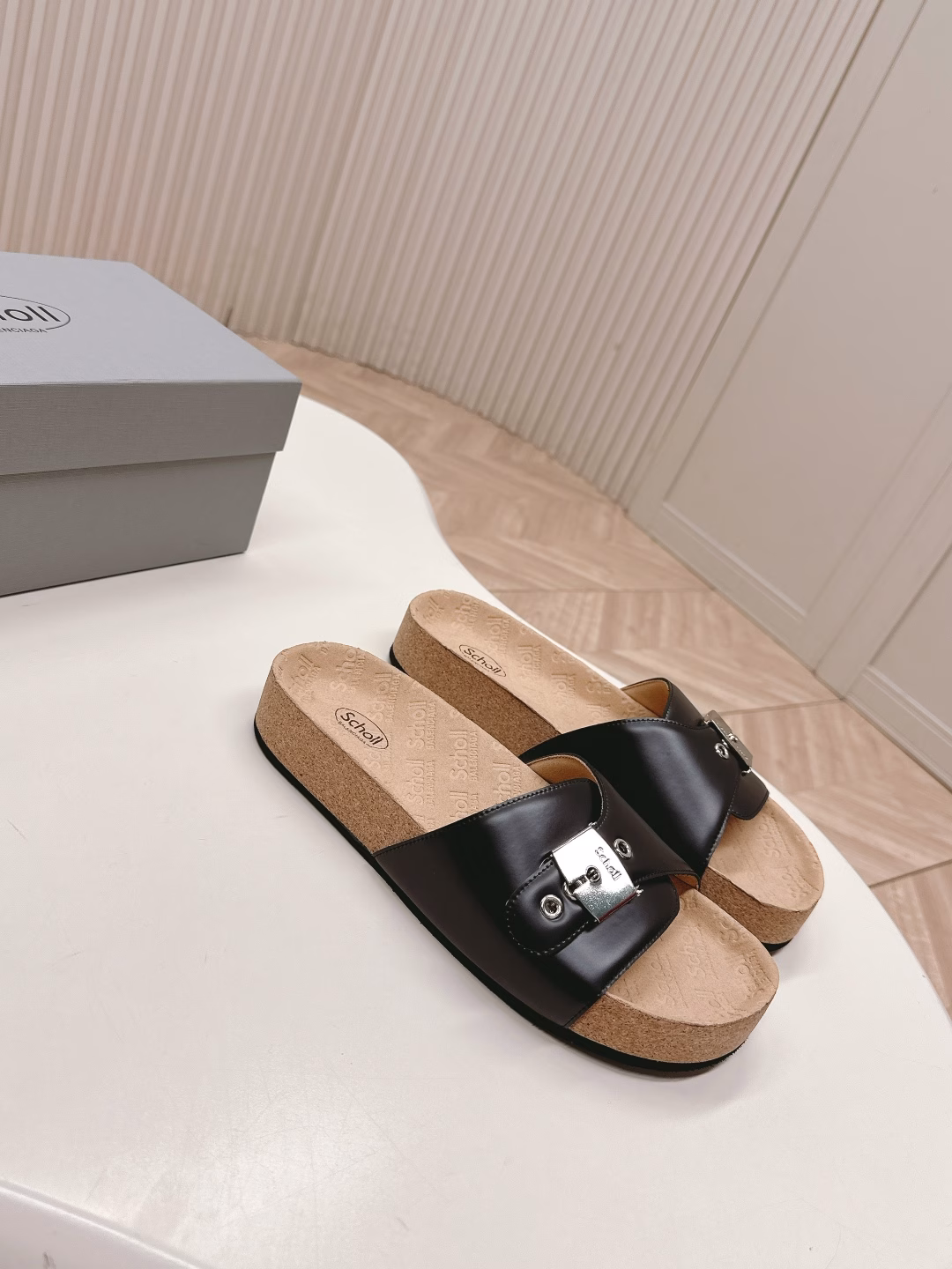 Balenciaga 25s Spring/Summer new Balenciaga cork insoles, slippers and sandals, a very classic design from Balenciaga, with a wild self paired with rivets! The unrestrained style is full of charm. The special natural patterns on the inner upper of the shoe are clear and delicate, creating a natural beauty! She looks particularly feminine on her feet! The new color combinations that have been launched are all very nice!
