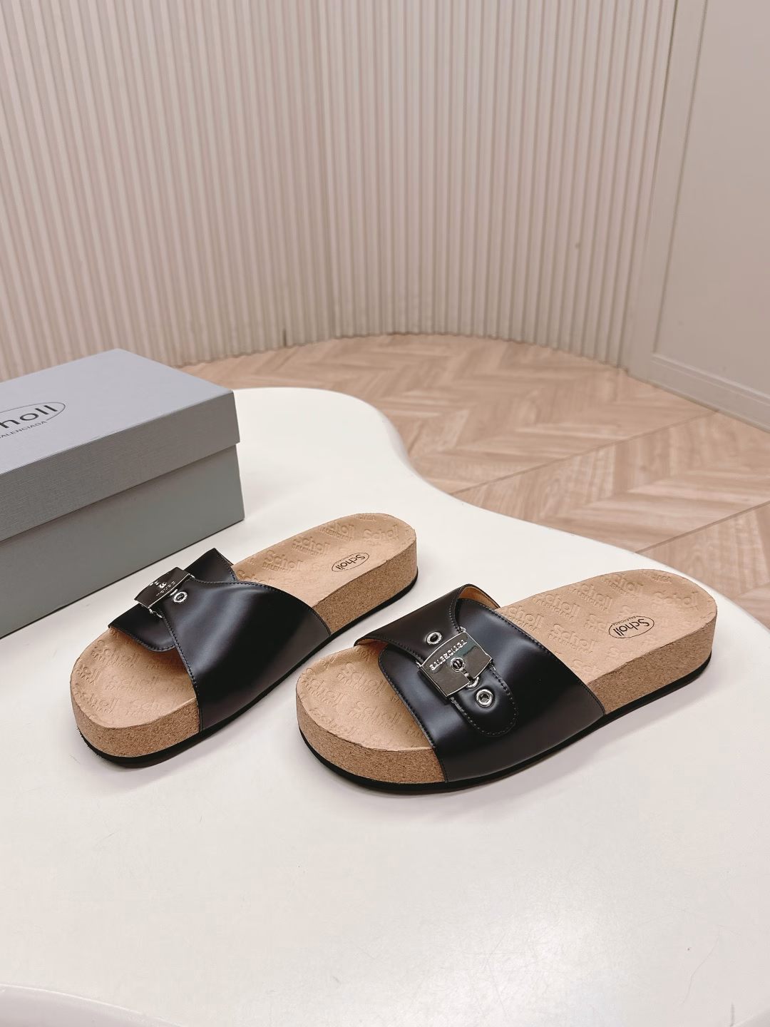 Balenciaga 25s Spring/Summer new Balenciaga cork insoles, slippers and sandals, a very classic design from Balenciaga, with a wild self paired with rivets! The unrestrained style is full of charm. The special natural patterns on the inner upper of the shoe are clear and delicate, creating a natural beauty! She looks particularly feminine on her feet! The new color combinations that have been launched are all very nice!