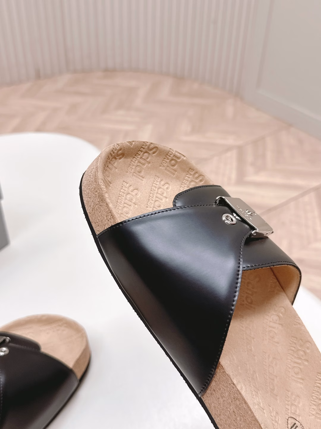 Balenciaga 25s Spring/Summer new Balenciaga cork insoles, slippers and sandals, a very classic design from Balenciaga, with a wild self paired with rivets! The unrestrained style is full of charm. The special natural patterns on the inner upper of the shoe are clear and delicate, creating a natural beauty! She looks particularly feminine on her feet! The new color combinations that have been launched are all very nice!