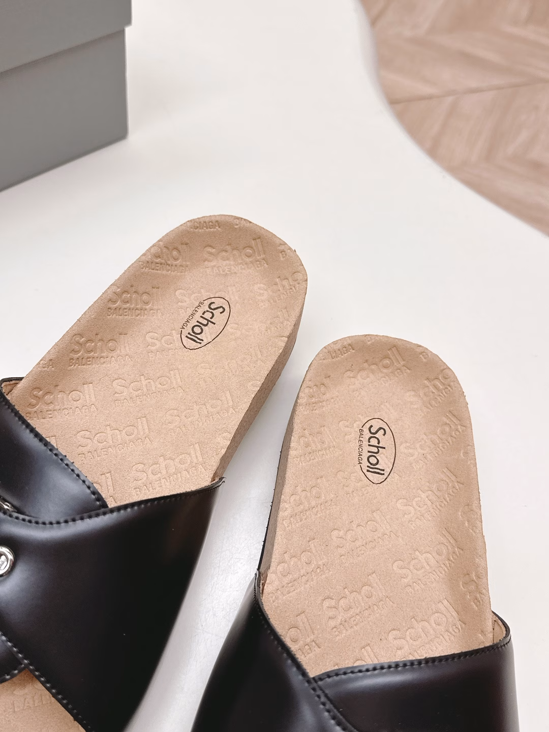 Balenciaga 25s Spring/Summer new Balenciaga cork insoles, slippers and sandals, a very classic design from Balenciaga, with a wild self paired with rivets! The unrestrained style is full of charm. The special natural patterns on the inner upper of the shoe are clear and delicate, creating a natural beauty! She looks particularly feminine on her feet! The new color combinations that have been launched are all very nice!