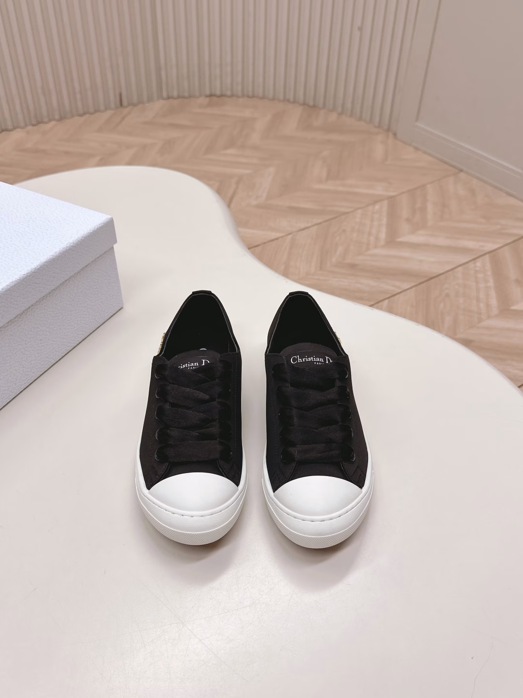 DIOR lucky satin casual sneakers! DIOR's designers really understand the needs of girls in summer. This new product, Lucky thin-soled shoes, is just as cute as its name suggests. The thin sole and shallow opening design make the entire pair of shoes very light and easy to wear. The satin fabric paired with the same tone of satin wide LACES makes it so beautiful in the sun that it leaves you speechlessThe soft upper of the shoe is like walking on clouds. It pairs perfectly with socks, skirts and pants. It's both stylish and laid-back when you walk on it. A casual snap exudes that kind of effortless elegance