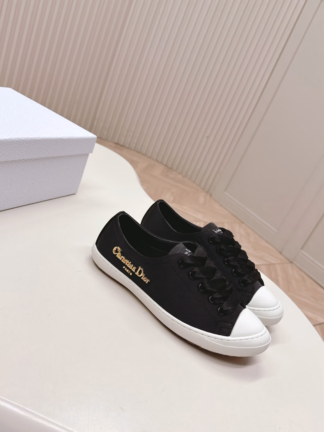 DIOR lucky satin casual sneakers! DIOR's designers really understand the needs of girls in summer. This new product, Lucky thin-soled shoes, is just as cute as its name suggests. The thin sole and shallow opening design make the entire pair of shoes very light and easy to wear. The satin fabric paired with the same tone of satin wide LACES makes it so beautiful in the sun that it leaves you speechlessThe soft upper of the shoe is like walking on clouds. It pairs perfectly with socks, skirts and pants. It's both stylish and laid-back when you walk on it. A casual snap exudes that kind of effortless elegance