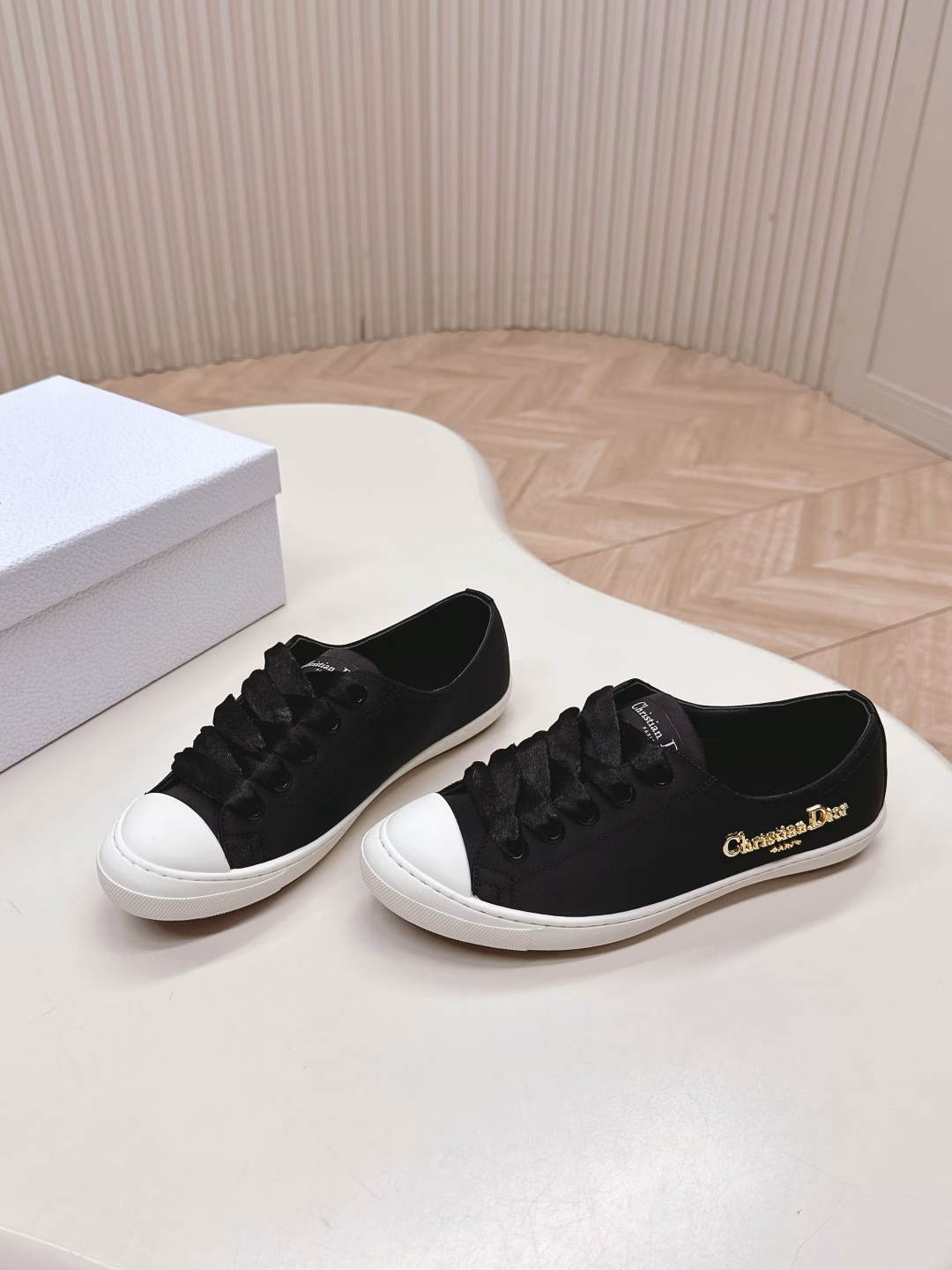 DIOR lucky satin casual sneakers! DIOR's designers really understand the needs of girls in summer. This new product, Lucky thin-soled shoes, is just as cute as its name suggests. The thin sole and shallow opening design make the entire pair of shoes very light and easy to wear. The satin fabric paired with the same tone of satin wide LACES makes it so beautiful in the sun that it leaves you speechlessThe soft upper of the shoe is like walking on clouds. It pairs perfectly with socks, skirts and pants. It's both stylish and laid-back when you walk on it. A casual snap exudes that kind of effortless elegance