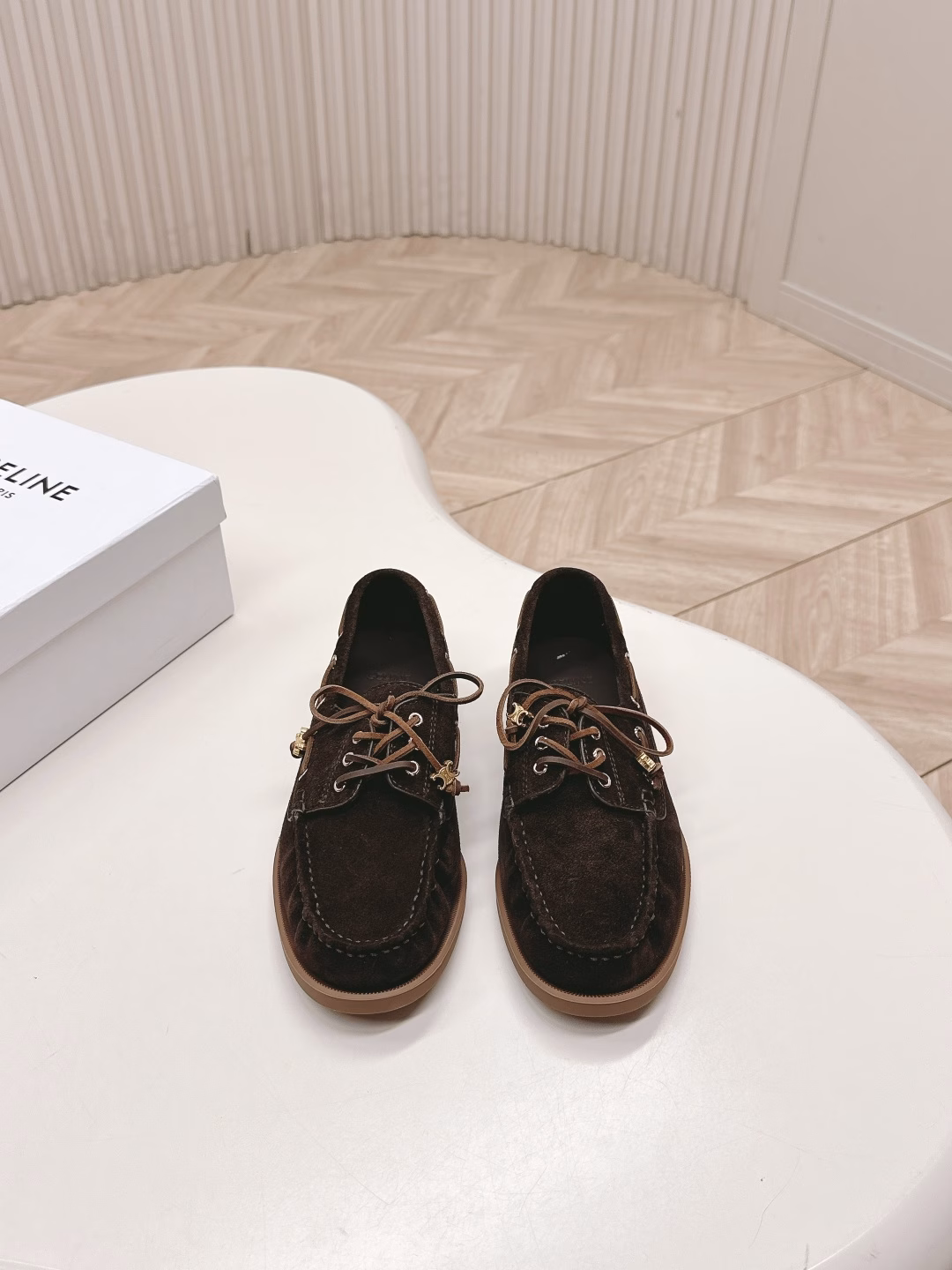 Celine 2025ss new flat retro lightweight loafers for drivingInternet-famous bestsellers are coming! Major influencers have been the first to experience it. Celine is a must-have product for influencers on Instagram. It has a very retro style, a powerful presence, a very novel design style, is high-end and very comfortable. Original 1:1 scale production! Absolute original order method!