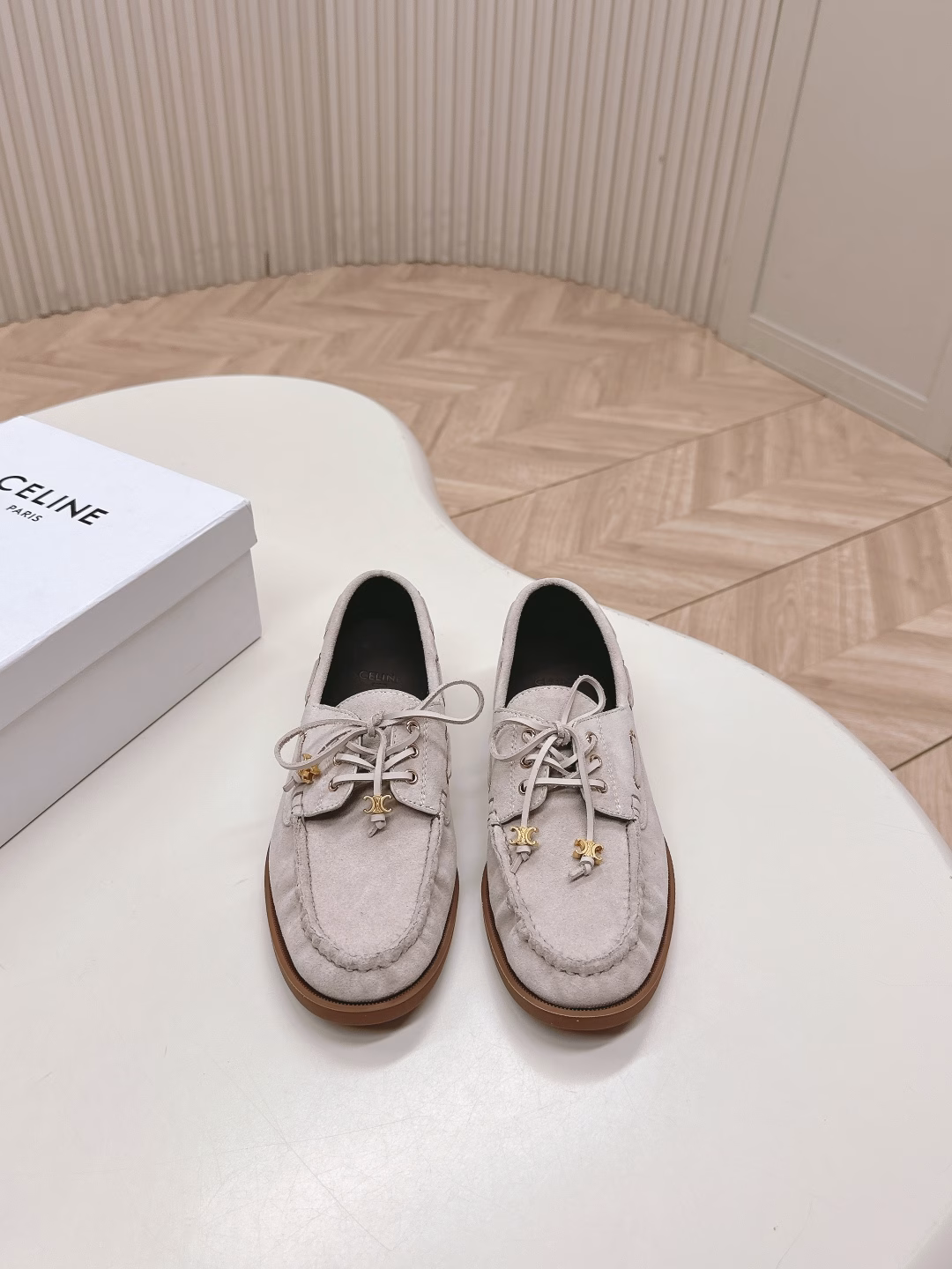 Celine 2025ss new flat retro lightweight loafers for drivingInternet-famous bestsellers are coming! Major influencers have been the first to experience it. Celine is a must-have product for influencers on Instagram. It has a very retro style, a powerful presence, a very novel design style, is high-end and very comfortable. Original 1:1 scale production! Absolute original order method!
