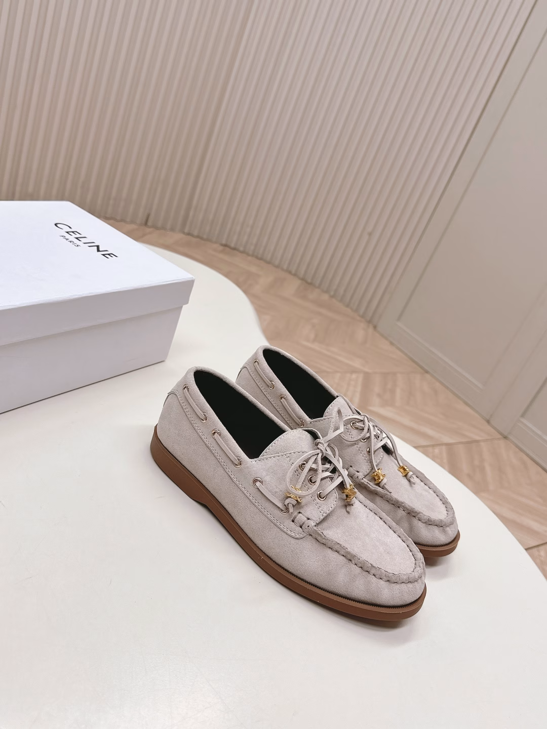 Celine 2025ss new flat retro lightweight loafers for drivingInternet-famous bestsellers are coming! Major influencers have been the first to experience it. Celine is a must-have product for influencers on Instagram. It has a very retro style, a powerful presence, a very novel design style, is high-end and very comfortable. Original 1:1 scale production! Absolute original order method!