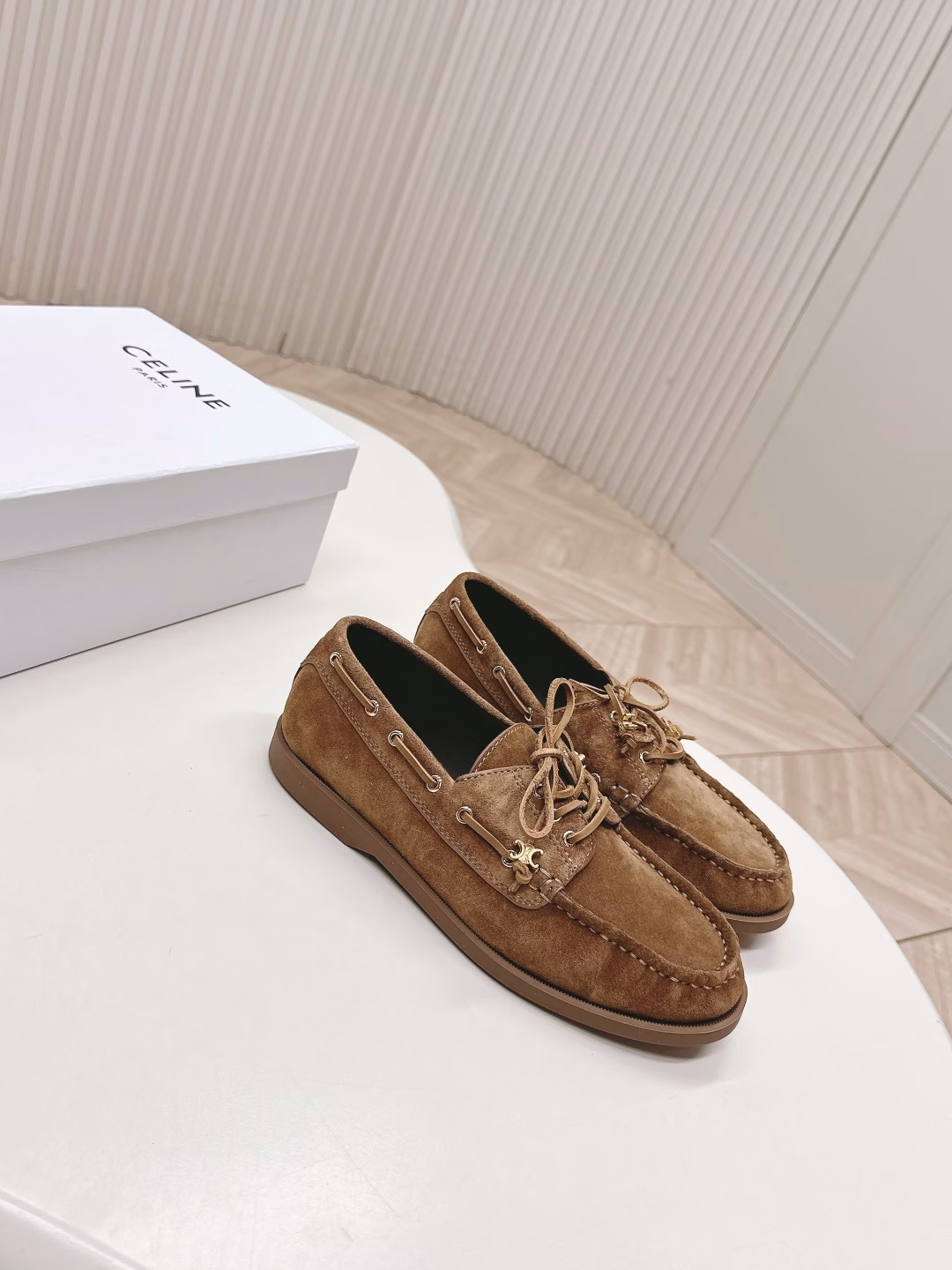 Celine 2025ss new flat retro lightweight loafers for drivingInternet-famous bestsellers are coming! Major influencers have been the first to experience it. Celine is a must-have product for influencers on Instagram. It has a very retro style, a powerful presence, a very novel design style, is high-end and very comfortable. Original 1:1 scale production! Absolute original order method!
