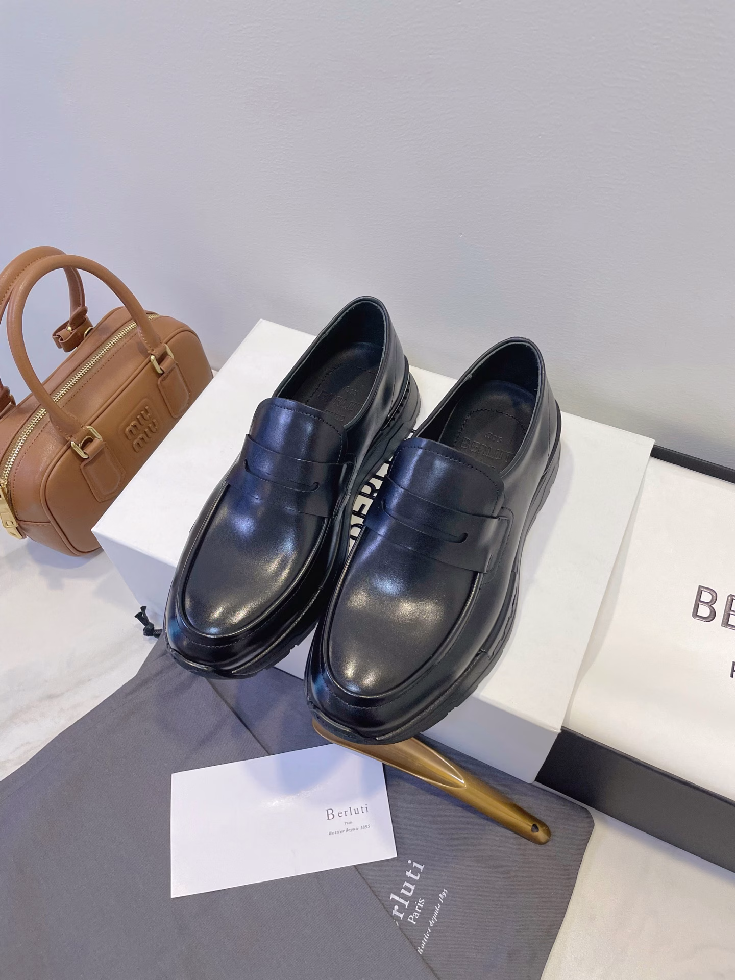 BERLUTI, the pinnacle of luxury men's shoes from Paris, conquers global celebrities with a pair of shoes! From Chaplin to modern superstars, even the pioneer of the old money style loves its handmade leather shoes! Each pair is a work of art. The moment you put them on, your presence will reach 2.8 meters!🪐 Art of life, Art of life, collision of things 💥 Art of LIFE combined, effortless gentlemanly feeling, new generation of Fast Track sneakers, exquisite and durable, superb texture!