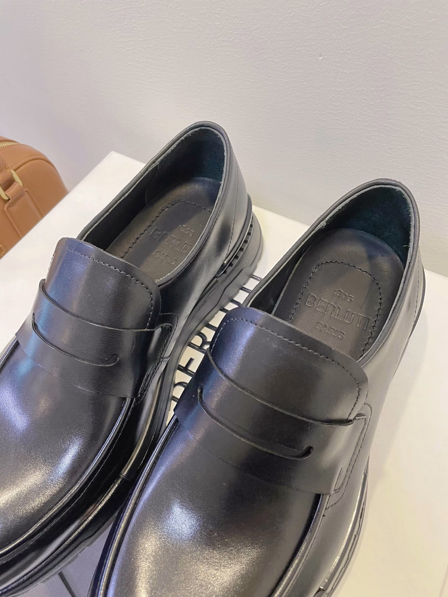 BERLUTI, the pinnacle of luxury men's shoes from Paris, conquers global celebrities with a pair of shoes! From Chaplin to modern superstars, even the pioneer of the old money style loves its handmade leather shoes! Each pair is a work of art. The moment you put them on, your presence will reach 2.8 meters!🪐 Art of life, Art of life, collision of things 💥 Art of LIFE combined, effortless gentlemanly feeling, new generation of Fast Track sneakers, exquisite and durable, superb texture!
