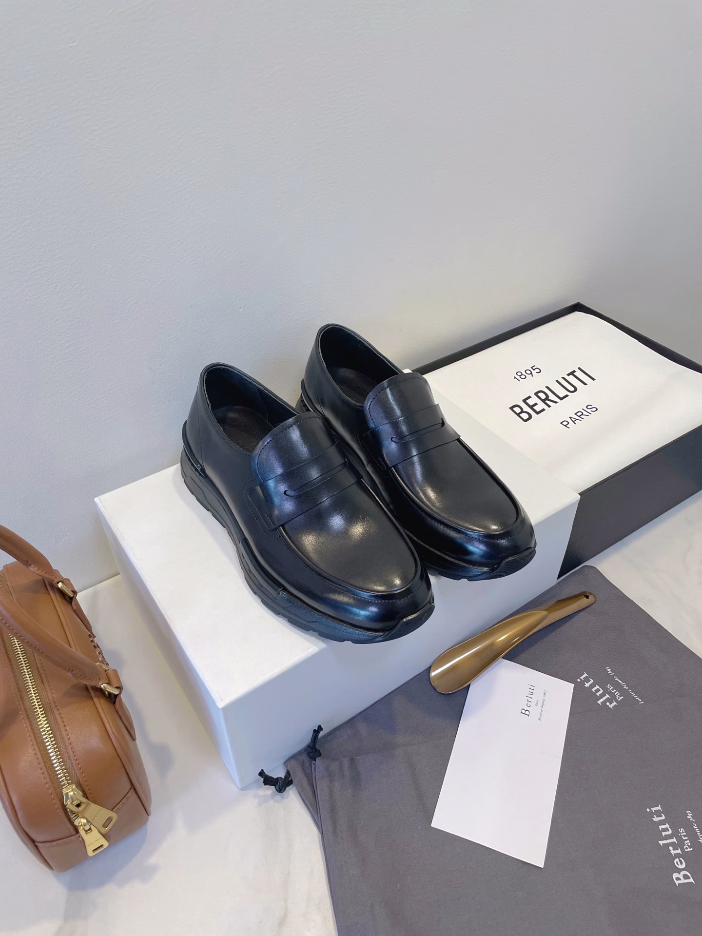 BERLUTI, the pinnacle of luxury men's shoes from Paris, conquers global celebrities with a pair of shoes! From Chaplin to modern superstars, even the pioneer of the old money style loves its handmade leather shoes! Each pair is a work of art. The moment you put them on, your presence will reach 2.8 meters!🪐 Art of life, Art of life, collision of things 💥 Art of LIFE combined, effortless gentlemanly feeling, new generation of Fast Track sneakers, exquisite and durable, superb texture!