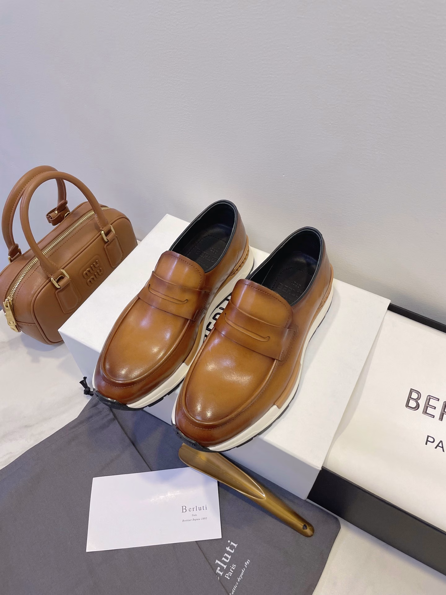 BERLUTI, the pinnacle of luxury men's shoes from Paris, conquers global celebrities with a pair of shoes! From Chaplin to modern superstars, even the pioneer of the old money style loves its handmade leather shoes! Each pair is a work of art. The moment you put them on, your presence will reach 2.8 meters!🪐 Art of life, Art of life, collision of things 💥 Art of LIFE combined, effortless gentlemanly feeling, new generation of Fast Track sneakers, exquisite and durable, superb texture!