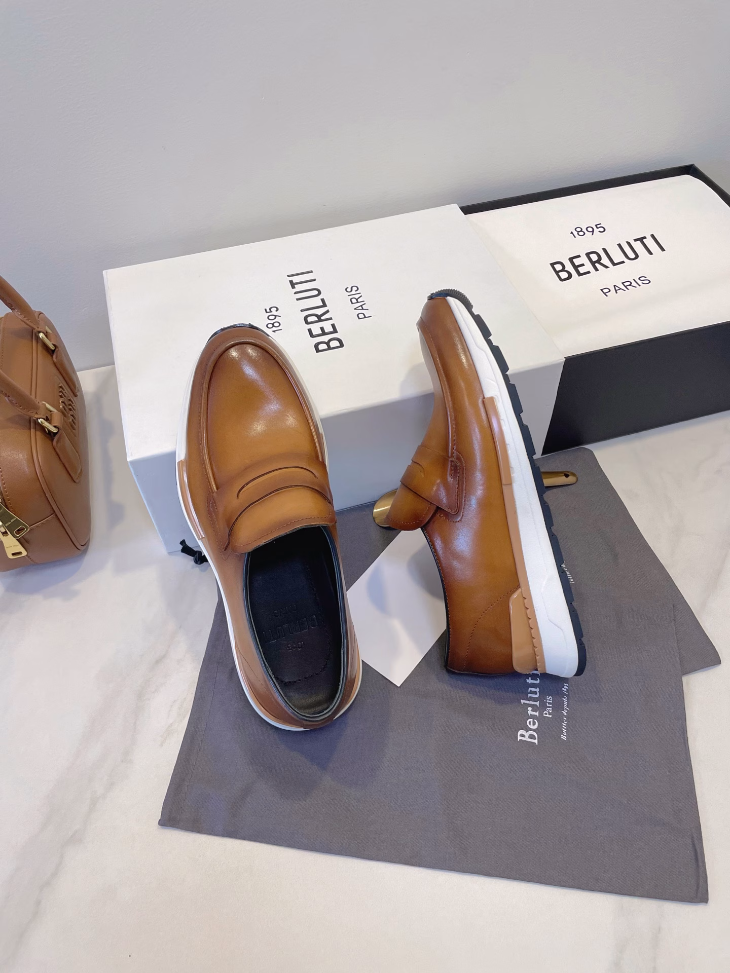 BERLUTI, the pinnacle of luxury men's shoes from Paris, conquers global celebrities with a pair of shoes! From Chaplin to modern superstars, even the pioneer of the old money style loves its handmade leather shoes! Each pair is a work of art. The moment you put them on, your presence will reach 2.8 meters!🪐 Art of life, Art of life, collision of things 💥 Art of LIFE combined, effortless gentlemanly feeling, new generation of Fast Track sneakers, exquisite and durable, superb texture!