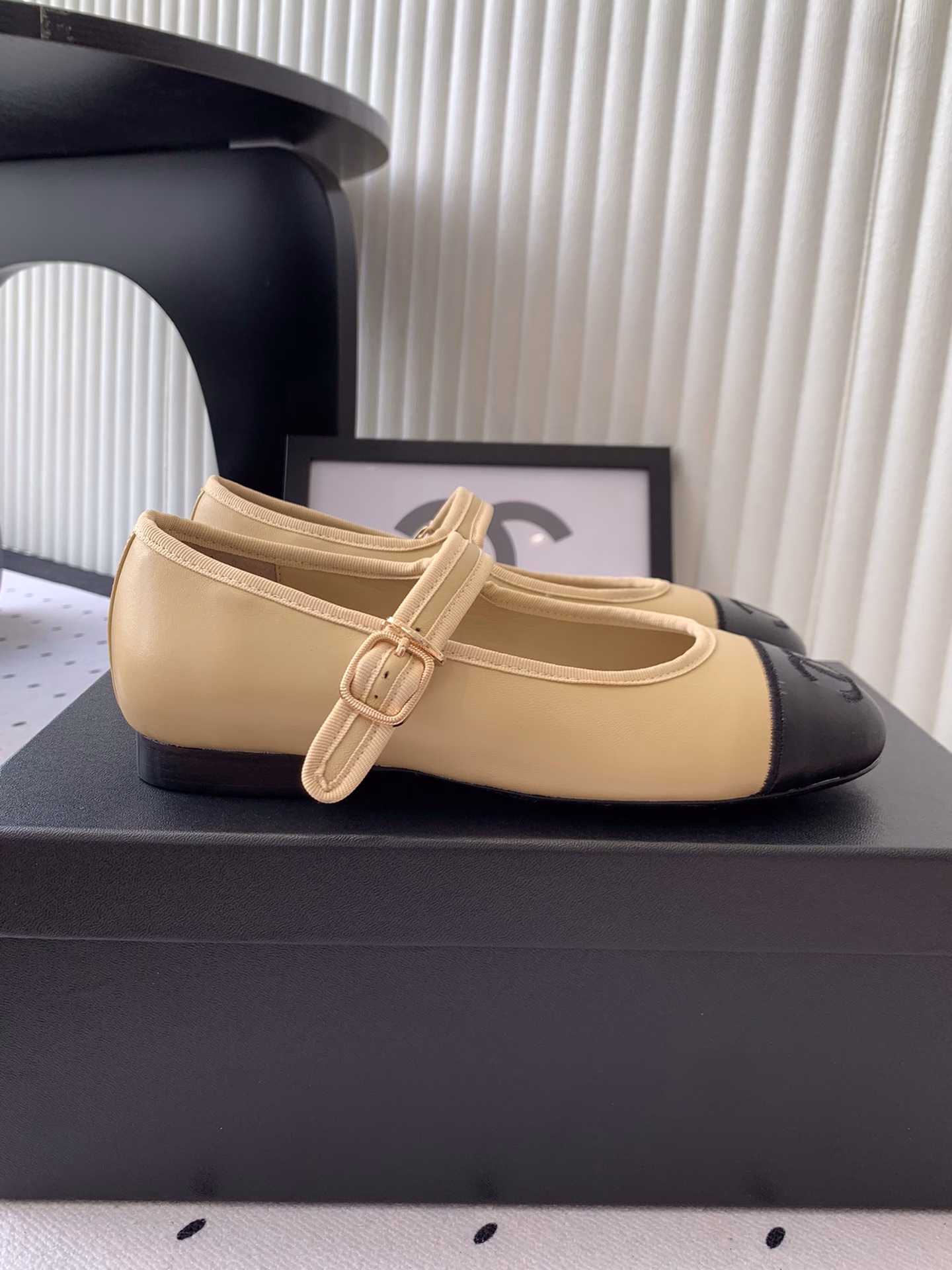 Chanel's new high-heeled single shoes are now available in high versions. They are the top choice for spring and summer wardrobes and flip-flops. The diamond-shaped design is exclusive to Chanel. The original imported sheepskin upper, imported crystal sheepskin lining, and original molded custom-made genuine leather outsole are all available