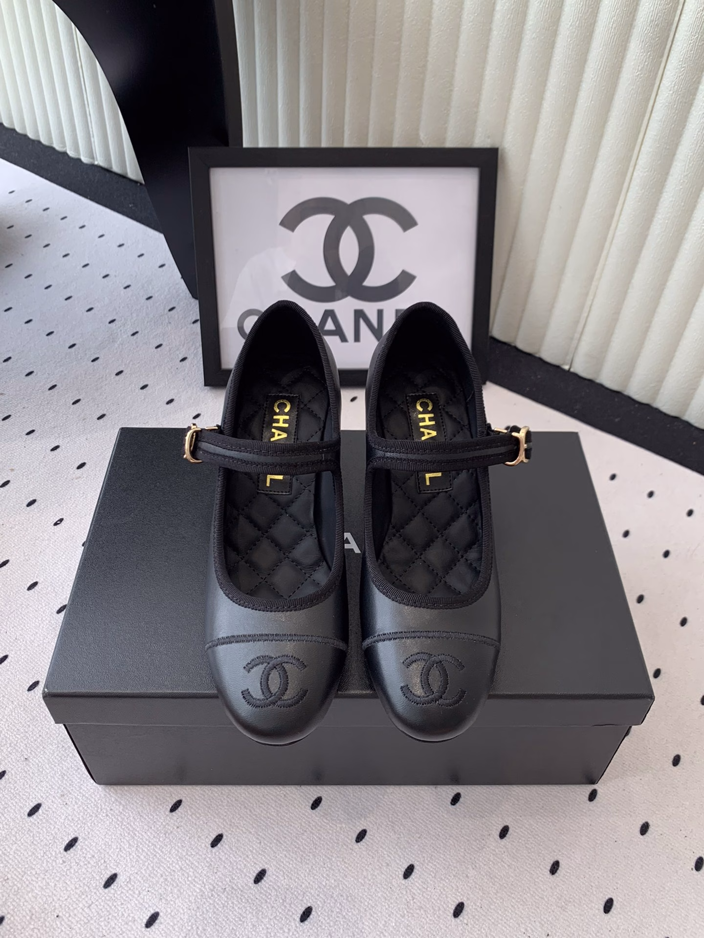 Chanel's new high-heeled single shoes are now available in high versions. They are the top choice for spring and summer wardrobes and flip-flops. The diamond-shaped design is exclusive to Chanel. The original imported sheepskin upper, imported crystal sheepskin lining, and original molded custom-made genuine leather outsole are all available