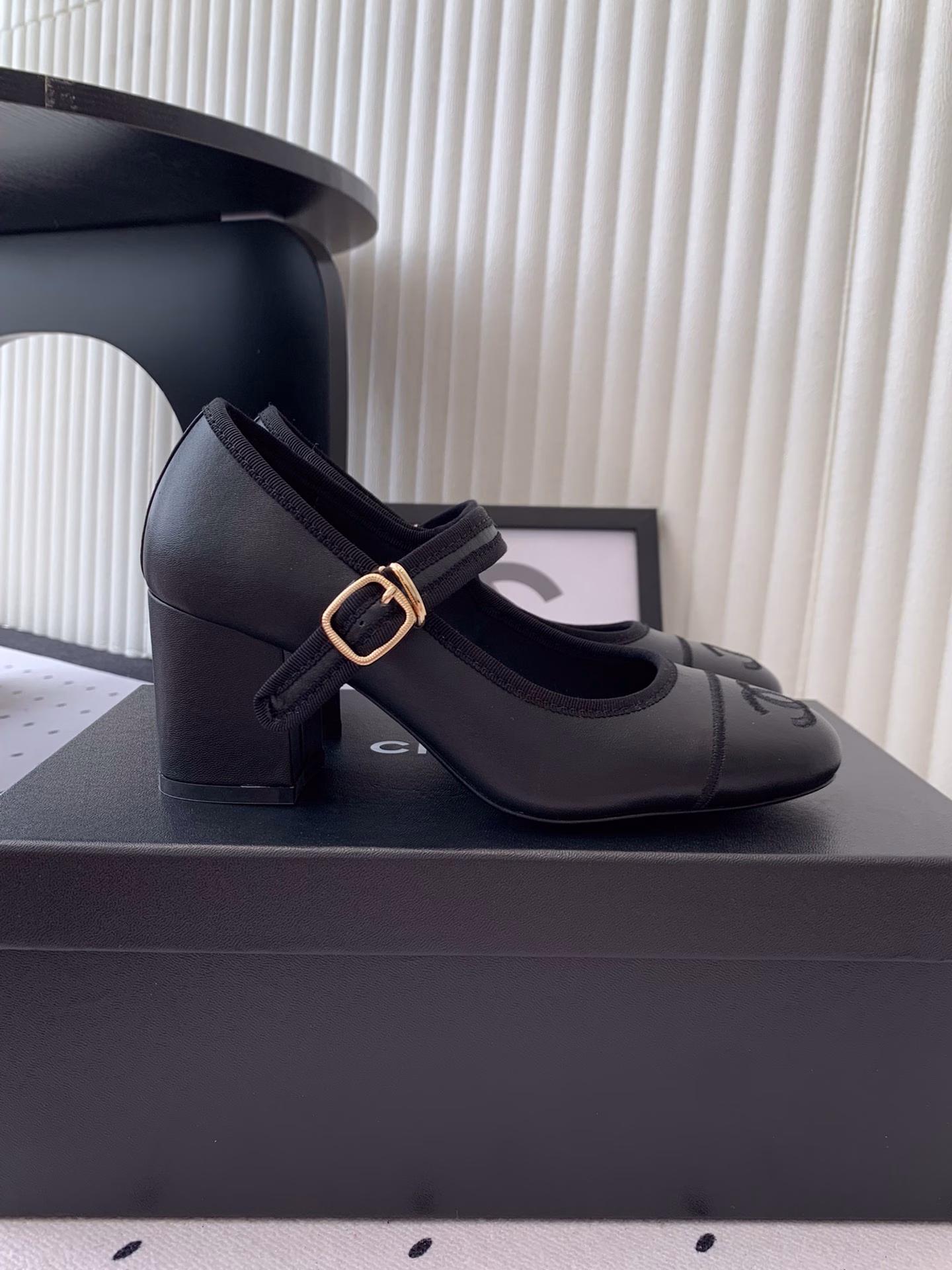 Chanel's new high-heeled single shoes are now available in high versions. They are the top choice for spring and summer wardrobes and flip-flops. The diamond-shaped design is exclusive to Chanel. The original imported sheepskin upper, imported crystal sheepskin lining, and original molded custom-made genuine leather outsole are all available
