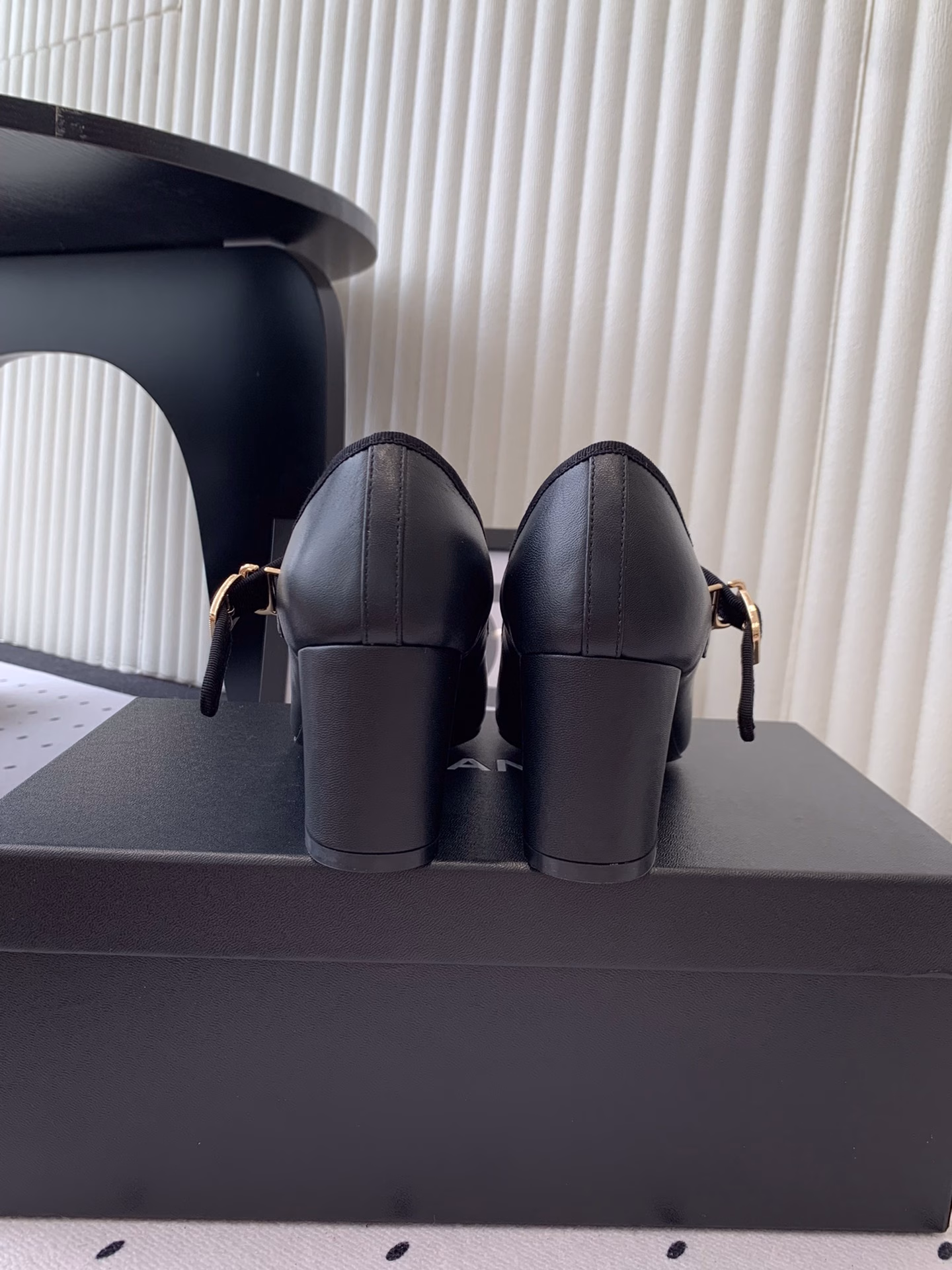 Chanel's new high-heeled single shoes are now available in high versions. They are the top choice for spring and summer wardrobes and flip-flops. The diamond-shaped design is exclusive to Chanel. The original imported sheepskin upper, imported crystal sheepskin lining, and original molded custom-made genuine leather outsole are all available