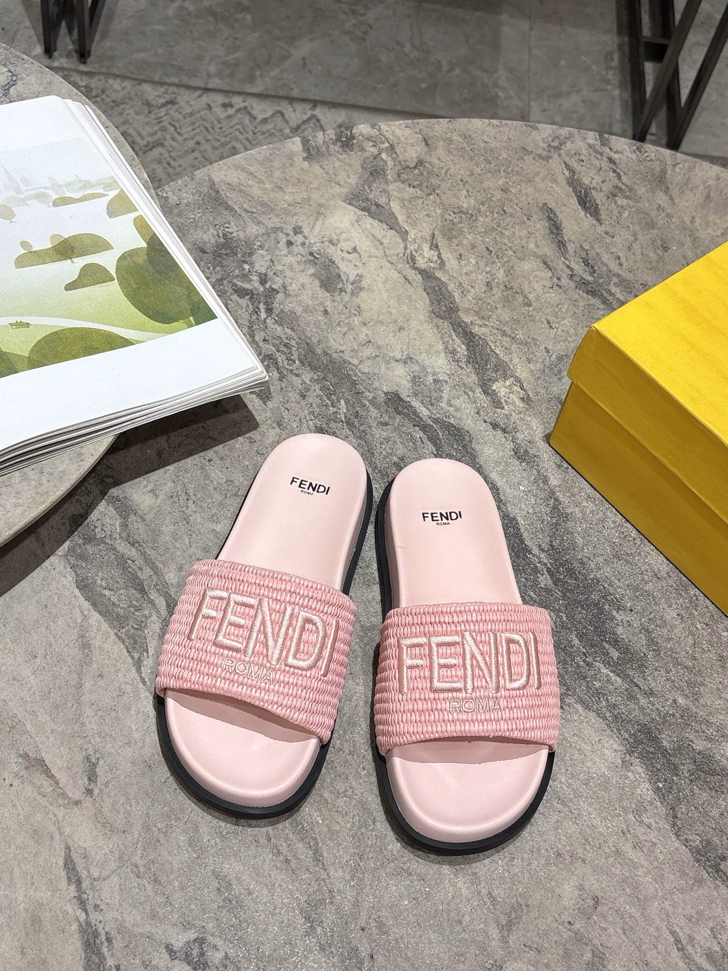 Fendi 2025 flat beach casual couple woven slippersThe classic embroidered logo design, combined with the FF Baguette decorative clasp and the rich and varied colors, embellishes the intellectual beauty with romance! ‼ ️ Whole shoes made from Zp, all custom-made materials, exclusive molded outsole, all custom-made details shipped, and the packaging made exactly like the original