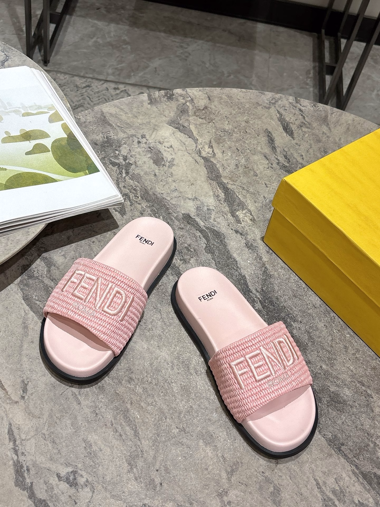 Fendi 2025 flat beach casual couple woven slippersThe classic embroidered logo design, combined with the FF Baguette decorative clasp and the rich and varied colors, embellishes the intellectual beauty with romance! ‼ ️ Whole shoes made from Zp, all custom-made materials, exclusive molded outsole, all custom-made details shipped, and the packaging made exactly like the original