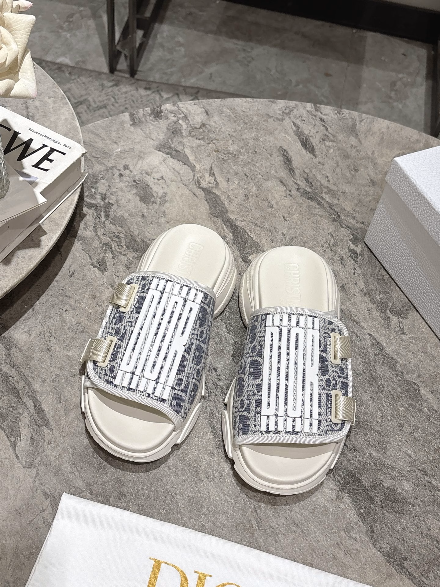 Dior 25ss Spring/Summer New D-shaped embroidered thick-soled sports slippersThis versatile classic style casual shoe is meticulously crafted from printed mesh fabric, paired with a soft foam outsole in the same color tone. The side of the outsole is decorated with the brand logo, creating a classic look. It is comfortable to wear and can be matched with various styles, highlighting a modern style