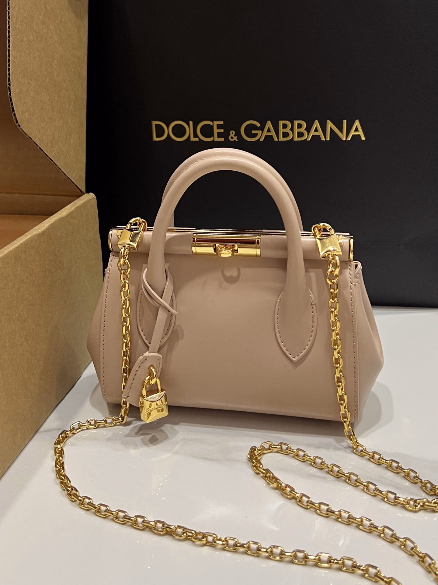 Dolce & Gabbana Marlene collection Parmina-textured calfskin handbag 😍 Distinctive swivel lock 🔒 elegant and simple style 🤩 daily match various styles, worth having