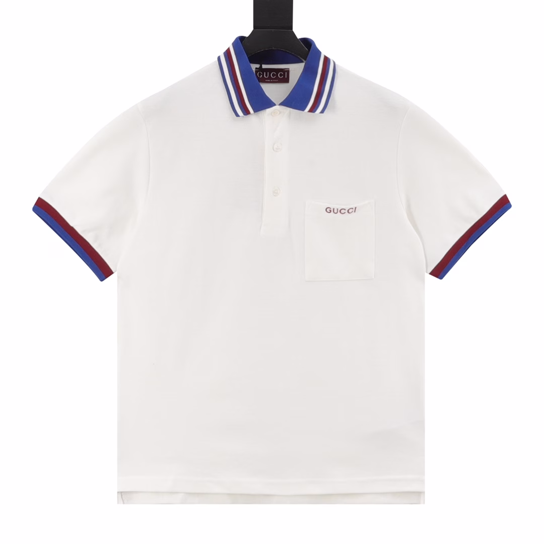 Gucci short-sleeved POLO shirt with letter embroidery on the chest pocketAdopting matte imported embroidery machines, the original high-weight thread pure cotton double-bead floor fabric is custom-made consistently. All three labels are complete. The custom logo button area is soft and comfortable, restoring the original one-to-one ratio