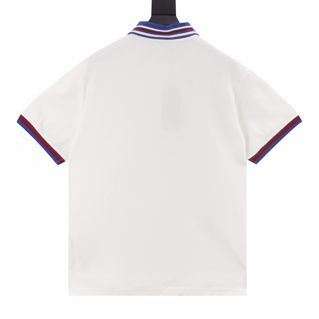 Gucci short-sleeved POLO shirt with letter embroidery on the chest pocketAdopting matte imported embroidery machines, the original high-weight thread pure cotton double-bead floor fabric is custom-made consistently. All three labels are complete. The custom logo button area is soft and comfortable, restoring the original one-to-one ratio
