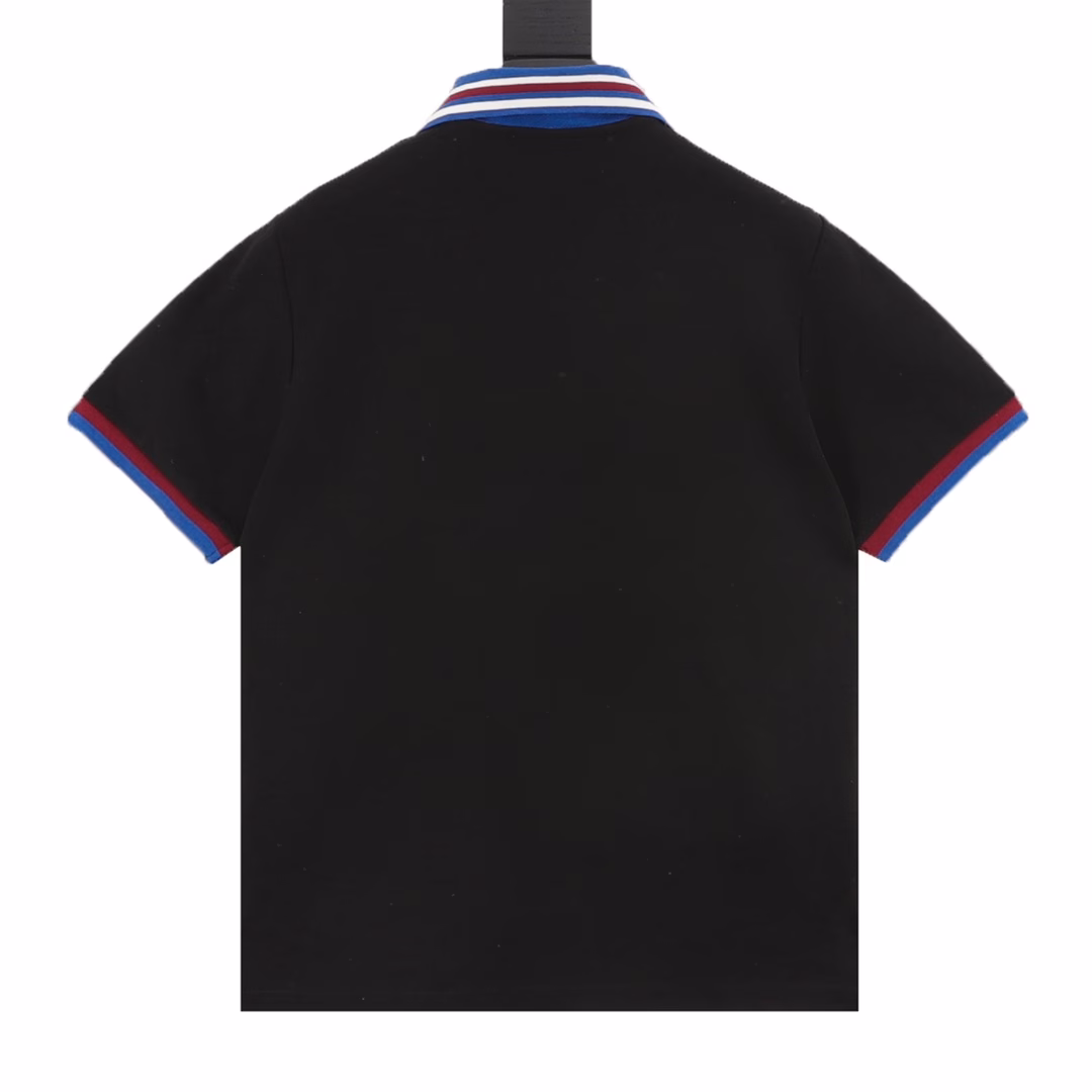 Gucci short-sleeved POLO shirt with letter embroidery on the chest pocketAdopting matte imported embroidery machines, the original high-weight thread pure cotton double-bead floor fabric is custom-made consistently. All three labels are complete. The custom logo button area is soft and comfortable, restoring the original one-to-one ratio