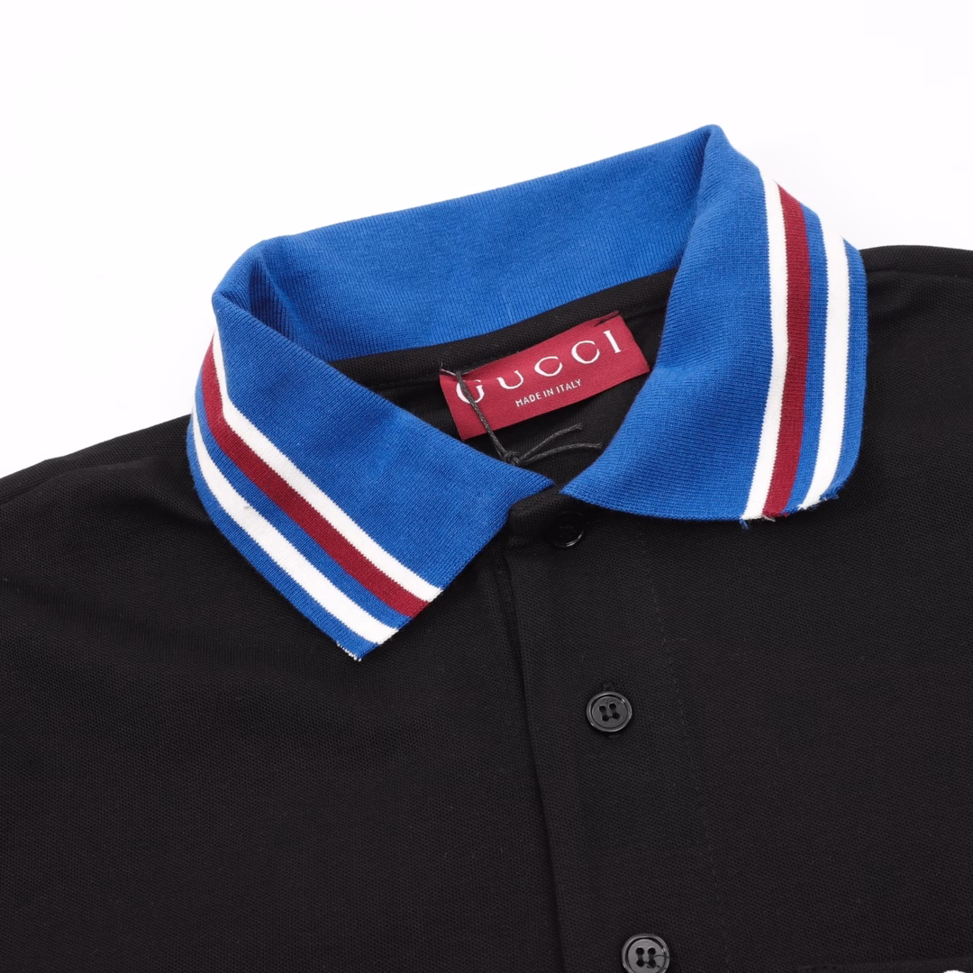Gucci short-sleeved POLO shirt with letter embroidery on the chest pocketAdopting matte imported embroidery machines, the original high-weight thread pure cotton double-bead floor fabric is custom-made consistently. All three labels are complete. The custom logo button area is soft and comfortable, restoring the original one-to-one ratio