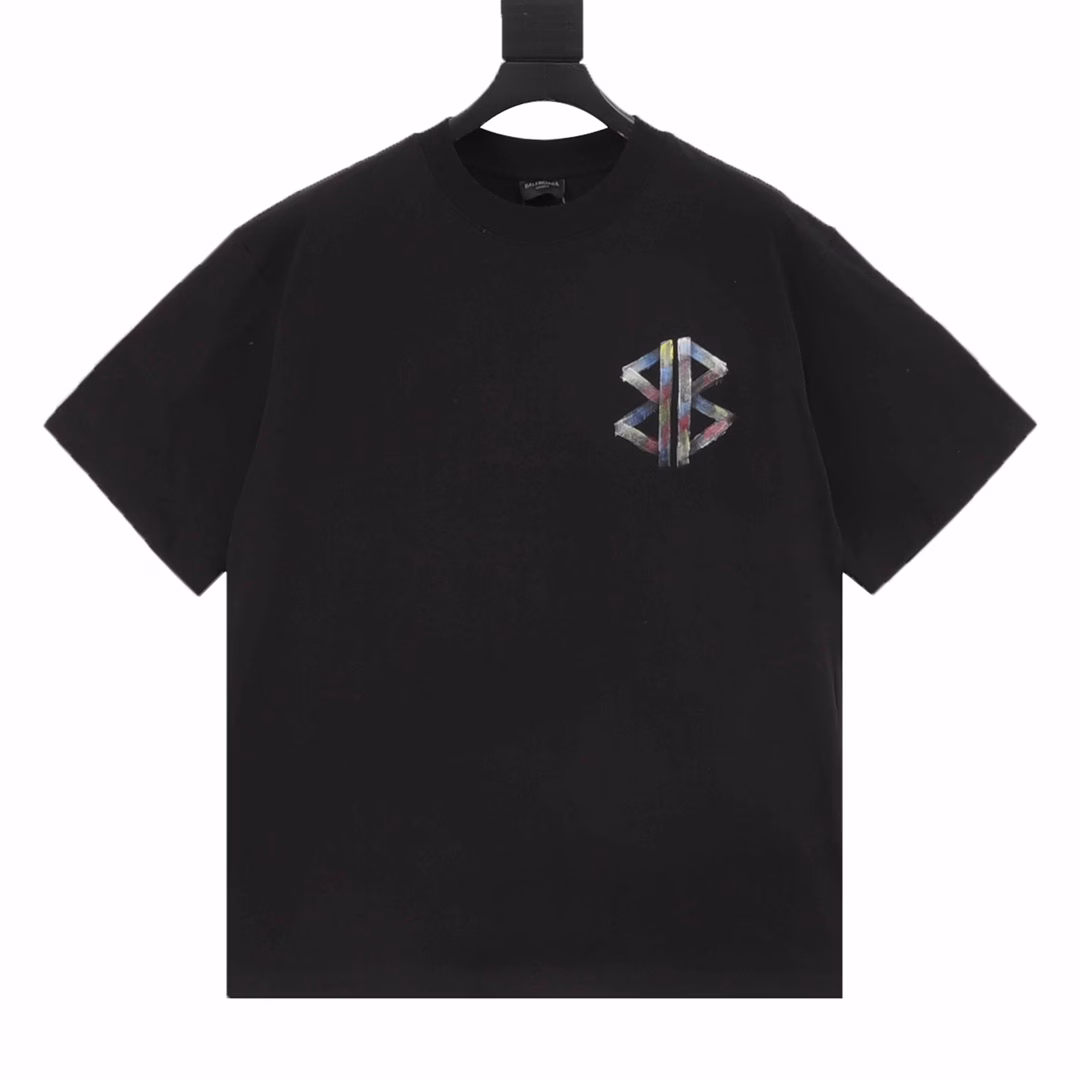 Balenciaga hand-painted Coke pattern round-neck short-sleeved T-shirtThis product is made of hand-painted cola pattern pure cotton soft fabric, color-matched fixed dyeing fabric, ultra-fine flat mesh process, with a strong sense of fashion. It is fixed dyeing pure cotton fabric, OS pattern, complete three labels, and suitable for both men and women.