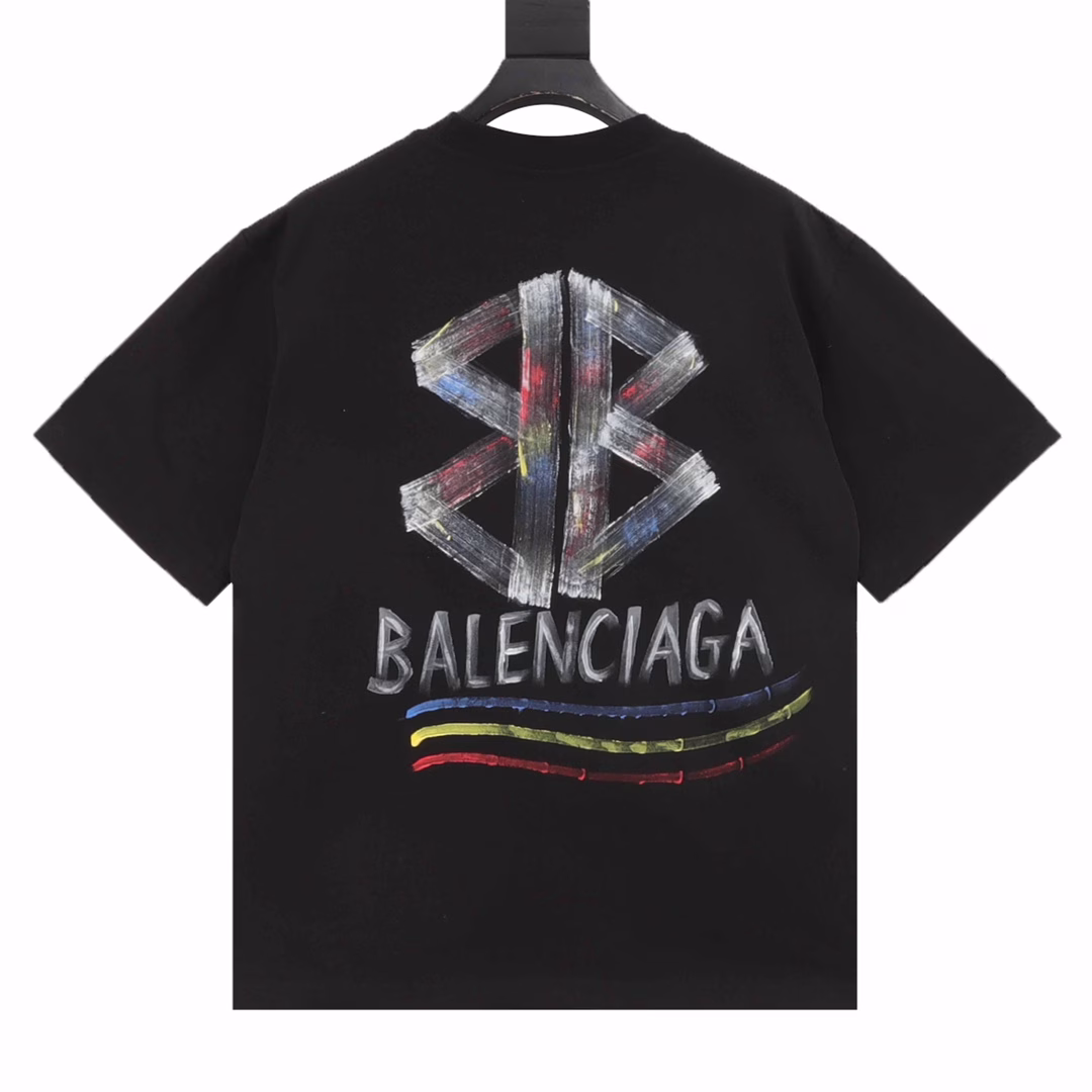 Balenciaga hand-painted Coke pattern round-neck short-sleeved T-shirtThis product is made of hand-painted cola pattern pure cotton soft fabric, color-matched fixed dyeing fabric, ultra-fine flat mesh process, with a strong sense of fashion. It is fixed dyeing pure cotton fabric, OS pattern, complete three labels, and suitable for both men and women.