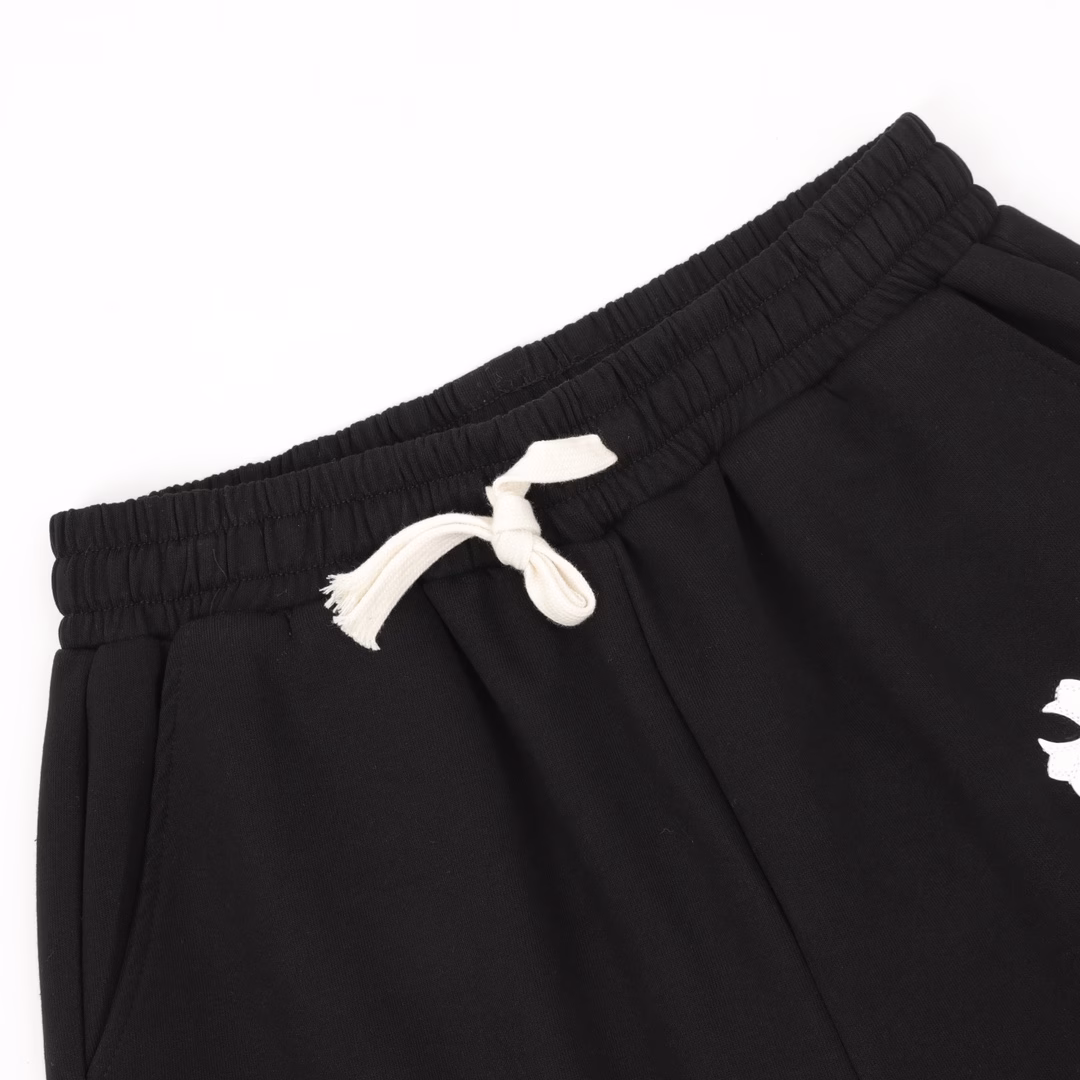 Chrome Hearts embroidered white label cross shortsHand-cranking CUSTOM leather label ➕ Sanskrit embroidery pocket zipper designThe design of the elastic waist and drawstring waistband ensures a comfortable fit. The custom-made fabric has a loose fit