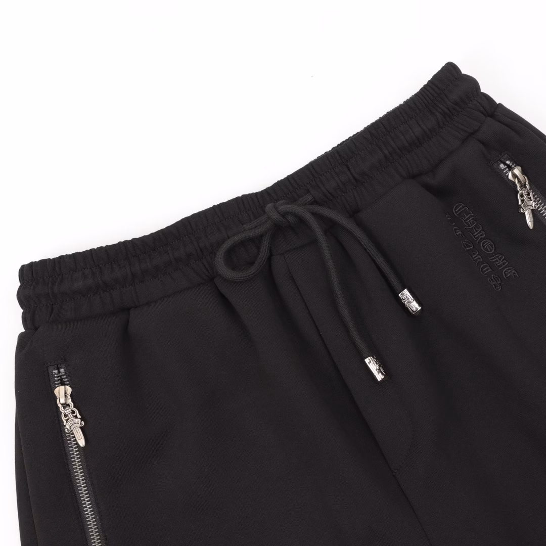 Chrome Hearts embroidered white label Sanskrit shortsHand-cranking CUSTOM leather label ➕ Sanskrit embroidery pocket zipper designThe design of the elastic waist and drawstring waistband ensures a comfortable fit. The custom-made fabric has a loose fit