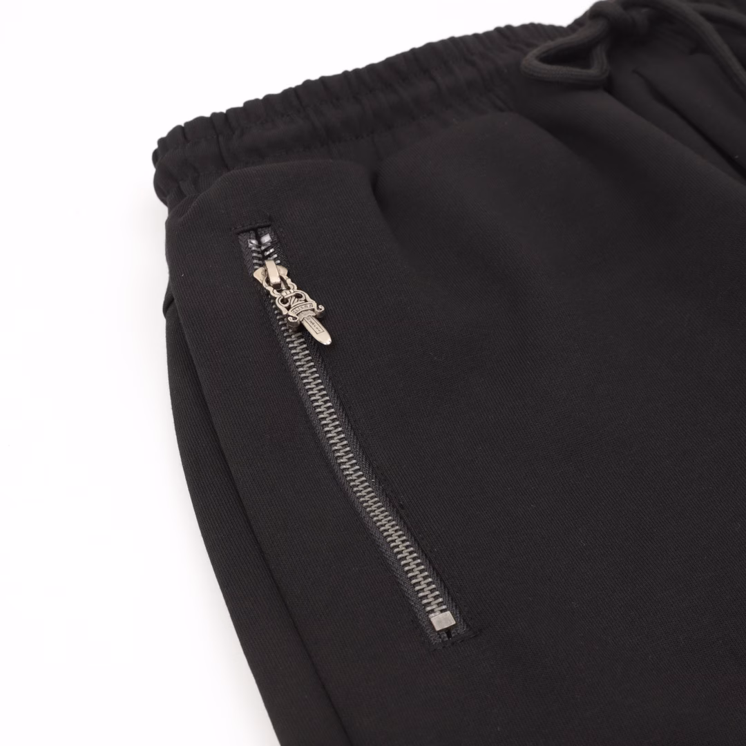 Chrome Hearts embroidered white label Sanskrit shortsHand-cranking CUSTOM leather label ➕ Sanskrit embroidery pocket zipper designThe design of the elastic waist and drawstring waistband ensures a comfortable fit. The custom-made fabric has a loose fit