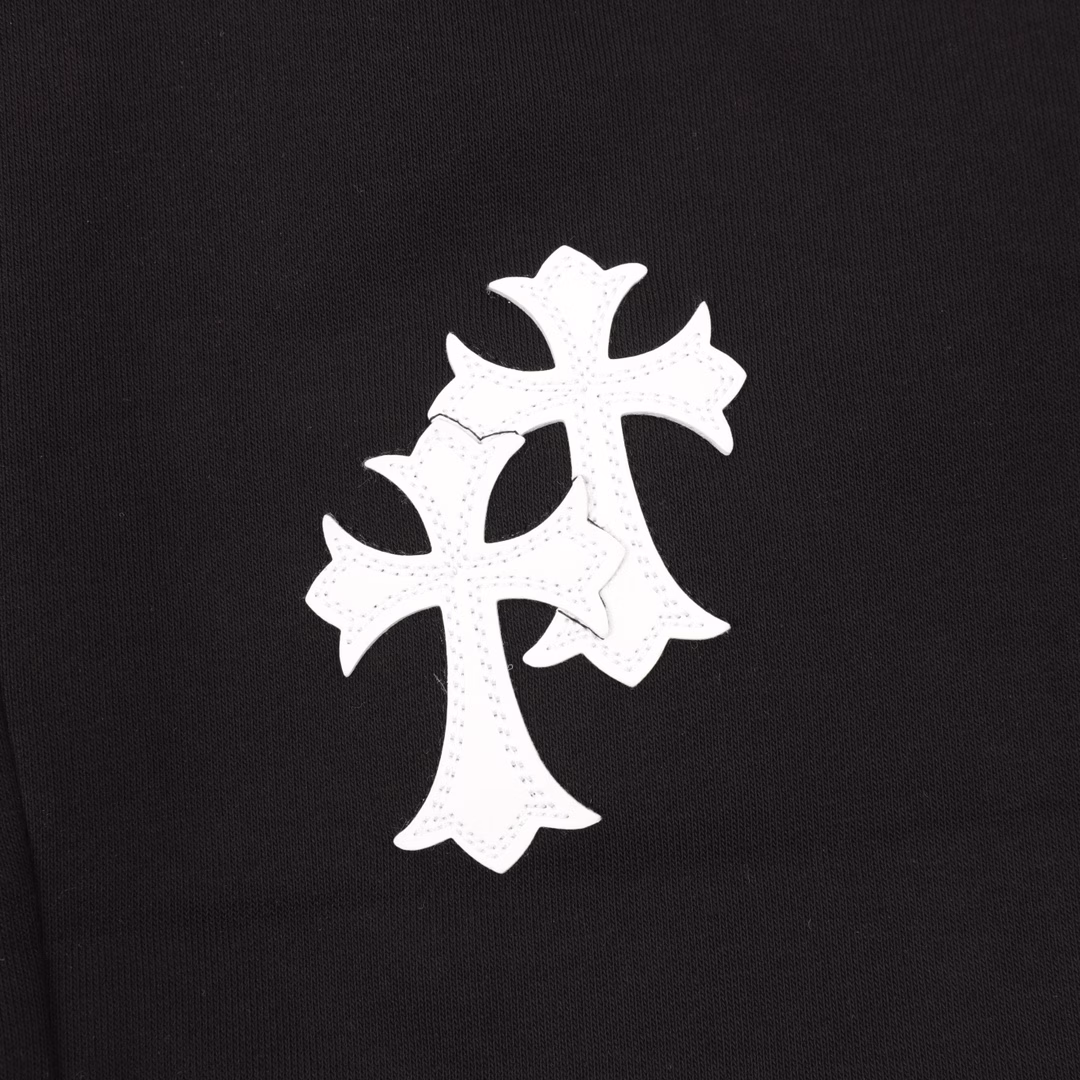 Chrome Hearts embroidered white label Sanskrit shortsHand-cranking CUSTOM leather label ➕ Sanskrit embroidery pocket zipper designThe design of the elastic waist and drawstring waistband ensures a comfortable fit. The custom-made fabric has a loose fit