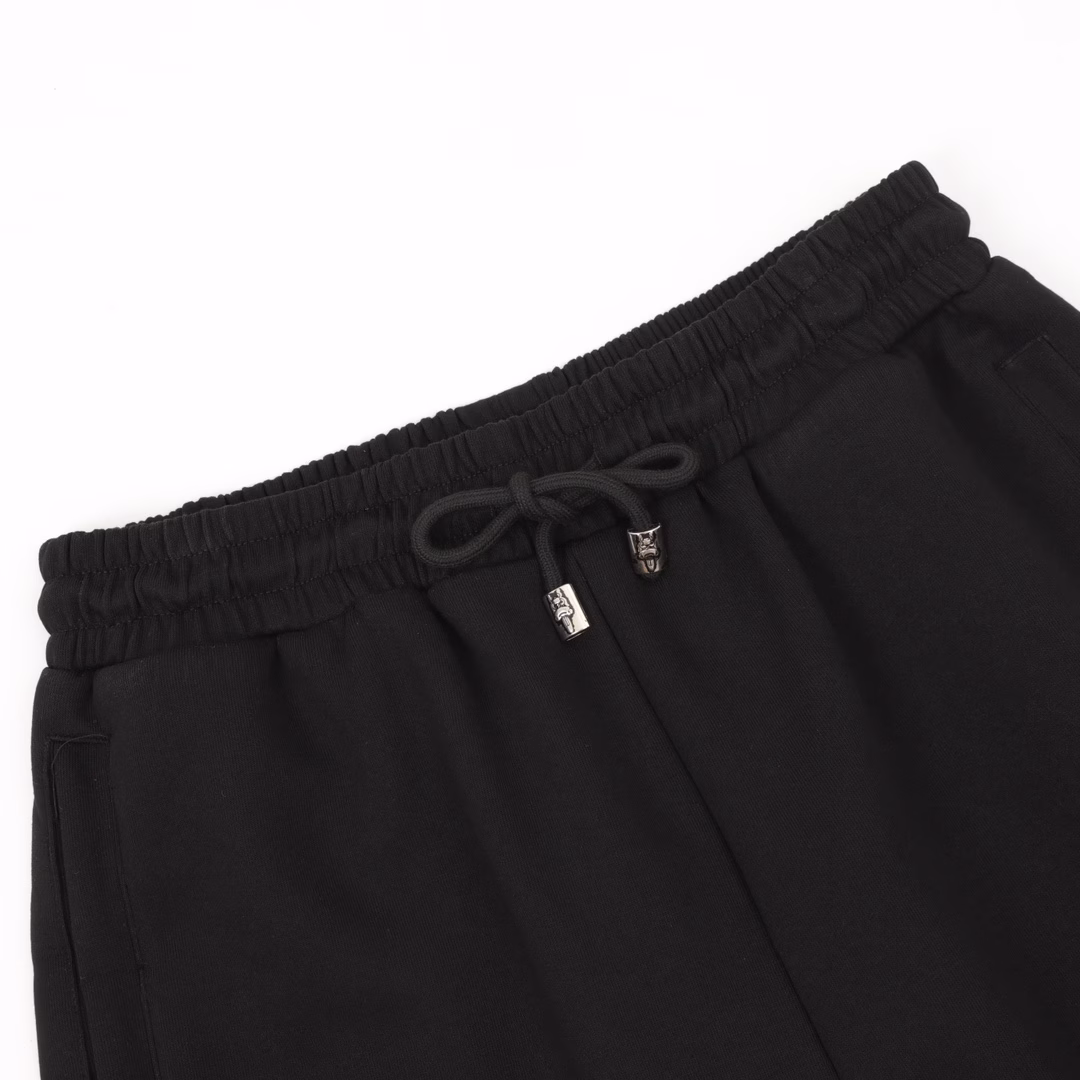 Chrome Hearts 25ss embroidered seven-color leather label shortsHand-cranking CUSTOM leather label ➕ Sanskrit embroidery pocket zipper designThe design of the elastic waist and drawstring waistband ensures a comfortable fit. The custom-made fabric has a loose fit