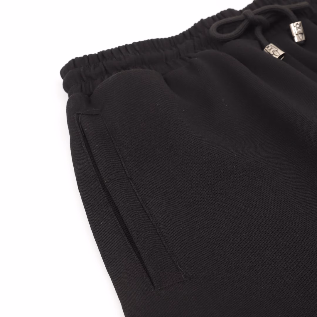 Chrome Hearts 25ss embroidered seven-color leather label shortsHand-cranking CUSTOM leather label ➕ Sanskrit embroidery pocket zipper designThe design of the elastic waist and drawstring waistband ensures a comfortable fit. The custom-made fabric has a loose fit