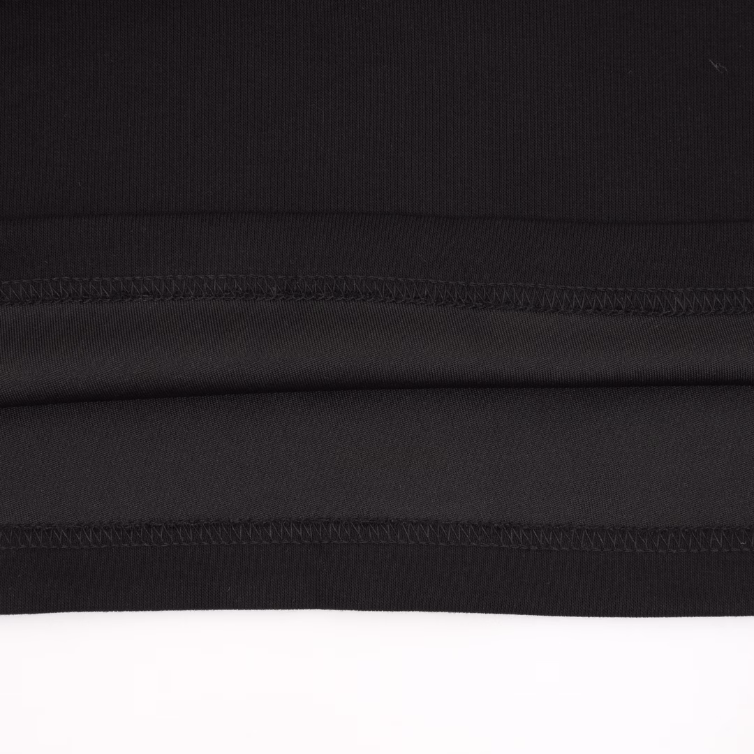 Chrome Hearts 25ss embroidered seven-color leather label shortsHand-cranking CUSTOM leather label ➕ Sanskrit embroidery pocket zipper designThe design of the elastic waist and drawstring waistband ensures a comfortable fit. The custom-made fabric has a loose fit