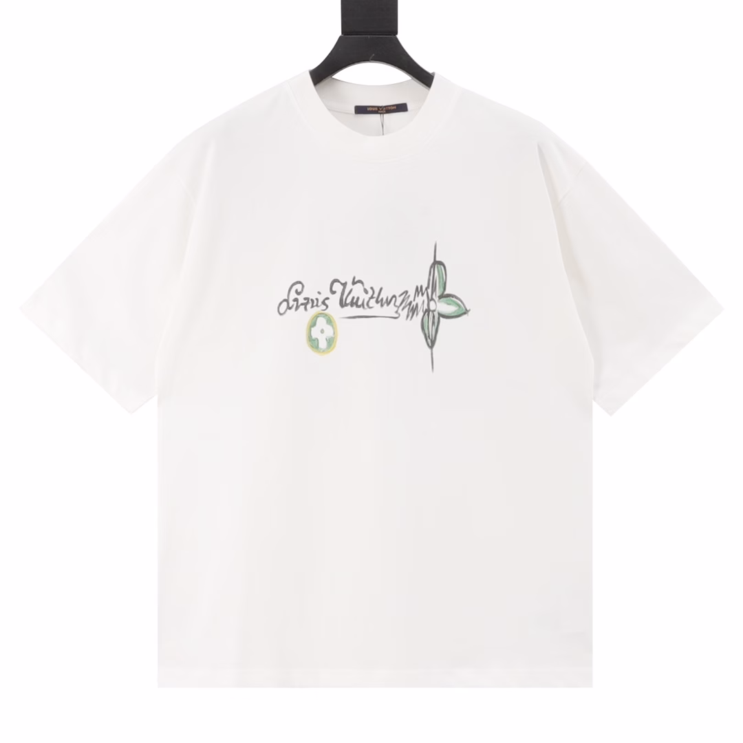 Louis Vuitton LV25ss pumpkin short-sleeved T-shirt on the backThis T-shirt features a classic straight silhouette crafted from soft cotton knitting, and incorporates neon visual effects into the handwritten logo on the front, ingeniously paying homage to the eye-catching style of the Spring/Summer 2025 runway.Double-sided plain weave fabric is made of cotton on both sides, and it is possible to achieve consistent texture on both sides through double-layer weaving. The double-layer structure may enhance the thickness and stiffness of the fabric. Pure cotton is naturally breathable and moisture-absorbent, making it suitable for sensitive skin.