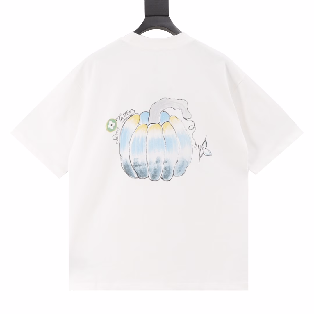 Louis Vuitton LV25ss pumpkin short-sleeved T-shirt on the backThis T-shirt features a classic straight silhouette crafted from soft cotton knitting, and incorporates neon visual effects into the handwritten logo on the front, ingeniously paying homage to the eye-catching style of the Spring/Summer 2025 runway.Double-sided plain weave fabric is made of cotton on both sides, and it is possible to achieve consistent texture on both sides through double-layer weaving. The double-layer structure may enhance the thickness and stiffness of the fabric. Pure cotton is naturally breathable and moisture-absorbent, making it suitable for sensitive skin.