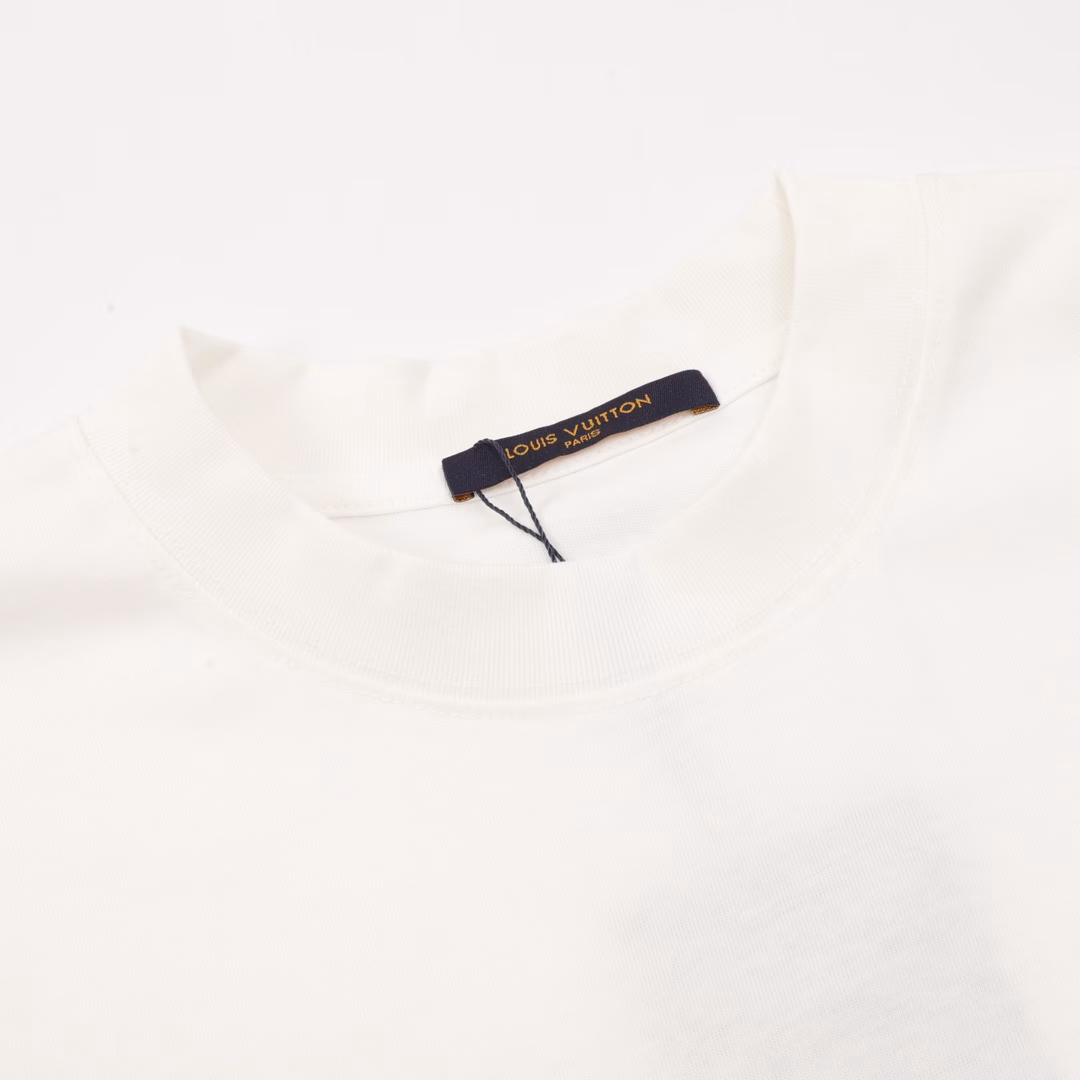 Louis Vuitton LV25ss pumpkin short-sleeved T-shirt on the backThis T-shirt features a classic straight silhouette crafted from soft cotton knitting, and incorporates neon visual effects into the handwritten logo on the front, ingeniously paying homage to the eye-catching style of the Spring/Summer 2025 runway.Double-sided plain weave fabric is made of cotton on both sides, and it is possible to achieve consistent texture on both sides through double-layer weaving. The double-layer structure may enhance the thickness and stiffness of the fabric. Pure cotton is naturally breathable and moisture-absorbent, making it suitable for sensitive skin.