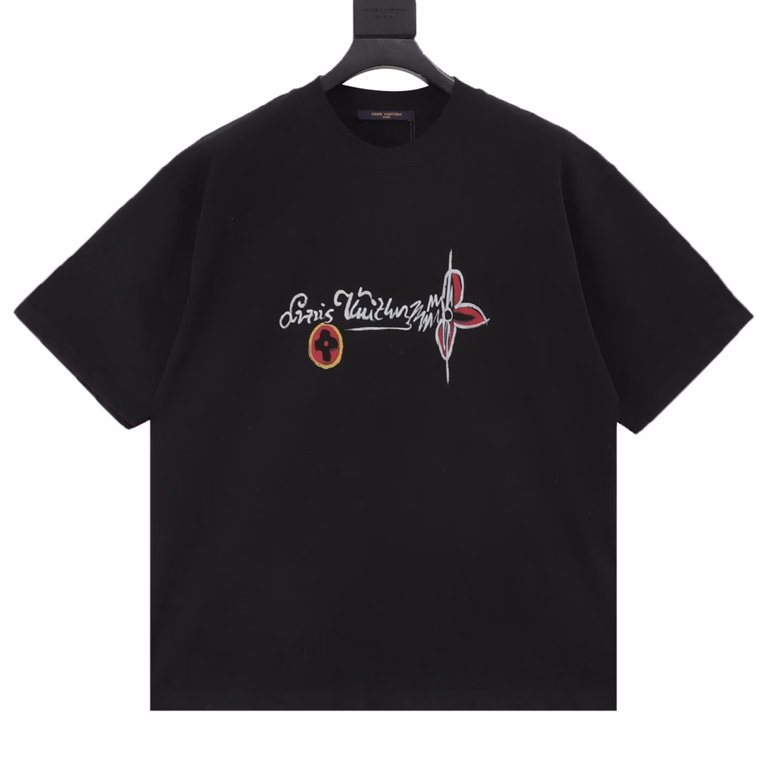 Louis Vuitton LV25ss pumpkin short-sleeved T-shirt on the backThis T-shirt features a classic straight silhouette crafted from soft cotton knitting, and incorporates neon visual effects into the handwritten logo on the front, ingeniously paying homage to the eye-catching style of the Spring/Summer 2025 runway.Double-sided plain weave fabric is made of cotton on both sides, and it is possible to achieve consistent texture on both sides through double-layer weaving. The double-layer structure may enhance the thickness and stiffness of the fabric. Pure cotton is naturally breathable and moisture-absorbent, making it suitable for sensitive skin.