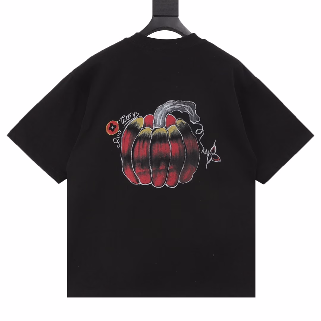Louis Vuitton LV25ss pumpkin short-sleeved T-shirt on the backThis T-shirt features a classic straight silhouette crafted from soft cotton knitting, and incorporates neon visual effects into the handwritten logo on the front, ingeniously paying homage to the eye-catching style of the Spring/Summer 2025 runway.Double-sided plain weave fabric is made of cotton on both sides, and it is possible to achieve consistent texture on both sides through double-layer weaving. The double-layer structure may enhance the thickness and stiffness of the fabric. Pure cotton is naturally breathable and moisture-absorbent, making it suitable for sensitive skin.