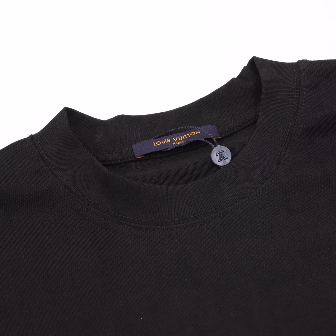 Louis Vuitton LV25ss pumpkin short-sleeved T-shirt on the backThis T-shirt features a classic straight silhouette crafted from soft cotton knitting, and incorporates neon visual effects into the handwritten logo on the front, ingeniously paying homage to the eye-catching style of the Spring/Summer 2025 runway.Double-sided plain weave fabric is made of cotton on both sides, and it is possible to achieve consistent texture on both sides through double-layer weaving. The double-layer structure may enhance the thickness and stiffness of the fabric. Pure cotton is naturally breathable and moisture-absorbent, making it suitable for sensitive skin.