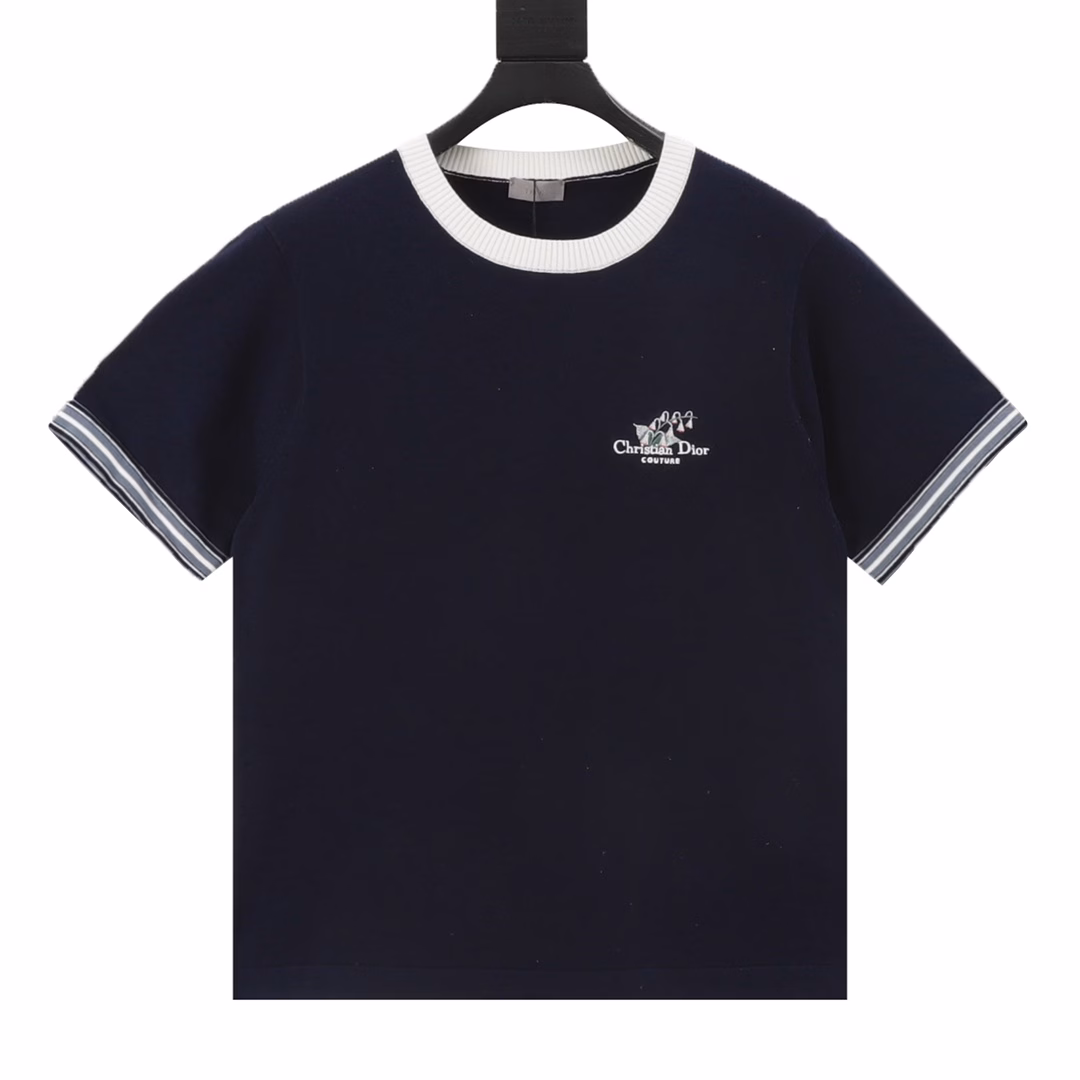 DIOR CD lily of the Valley embroidery contrasting color short-sleeved T-shirtGenuine purchase, 40 count double-strand combed cotton yarn, using imported Santonll 14-needle loom, imported embroidery, wool yeast washing, custom accessories, well-fitting pattern