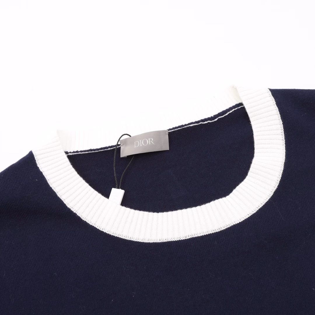 DIOR CD lily of the Valley embroidery contrasting color short-sleeved T-shirtGenuine purchase, 40 count double-strand combed cotton yarn, using imported Santonll 14-needle loom, imported embroidery, wool yeast washing, custom accessories, well-fitting pattern