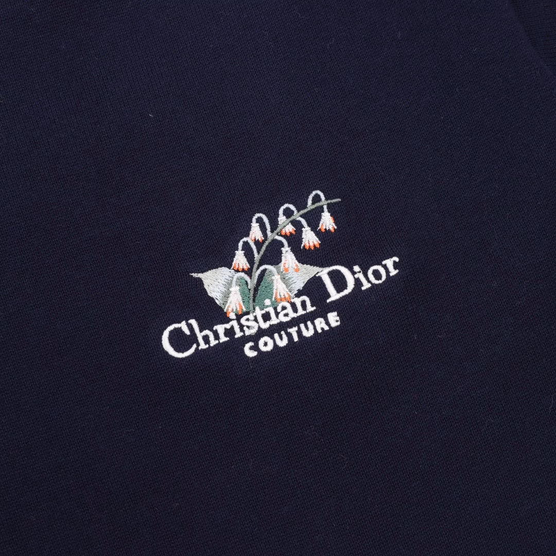 DIOR CD lily of the Valley embroidery contrasting color short-sleeved T-shirtGenuine purchase, 40 count double-strand combed cotton yarn, using imported Santonll 14-needle loom, imported embroidery, wool yeast washing, custom accessories, well-fitting pattern