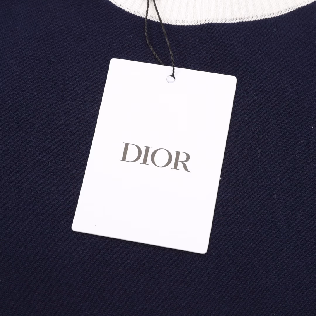 DIOR CD lily of the Valley embroidery contrasting color short-sleeved T-shirtGenuine purchase, 40 count double-strand combed cotton yarn, using imported Santonll 14-needle loom, imported embroidery, wool yeast washing, custom accessories, well-fitting pattern