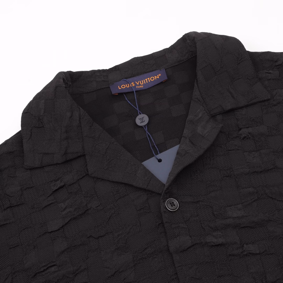 LOUIS VUITTON LV checkered jacquard suit short-sleeved shirtGenuine purchase, custom-made LV checkered bubble texture fabric, 75D interlining, custom-made fabric, positioning cutting bed, custom-made accessories, fitted silhouette